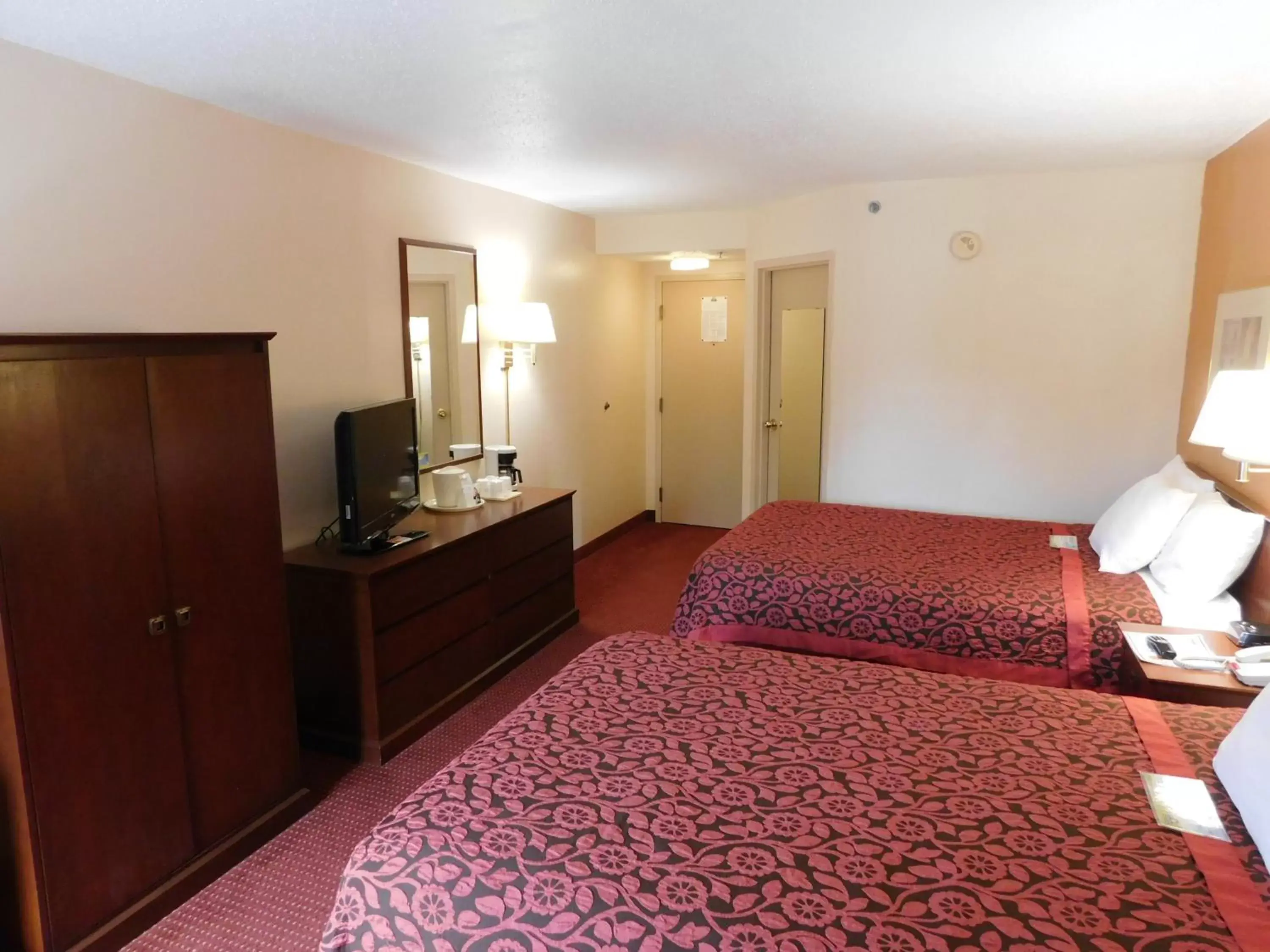 Photo of the whole room, Bed in Days Inn & Suites by Wyndham Cedar Rapids