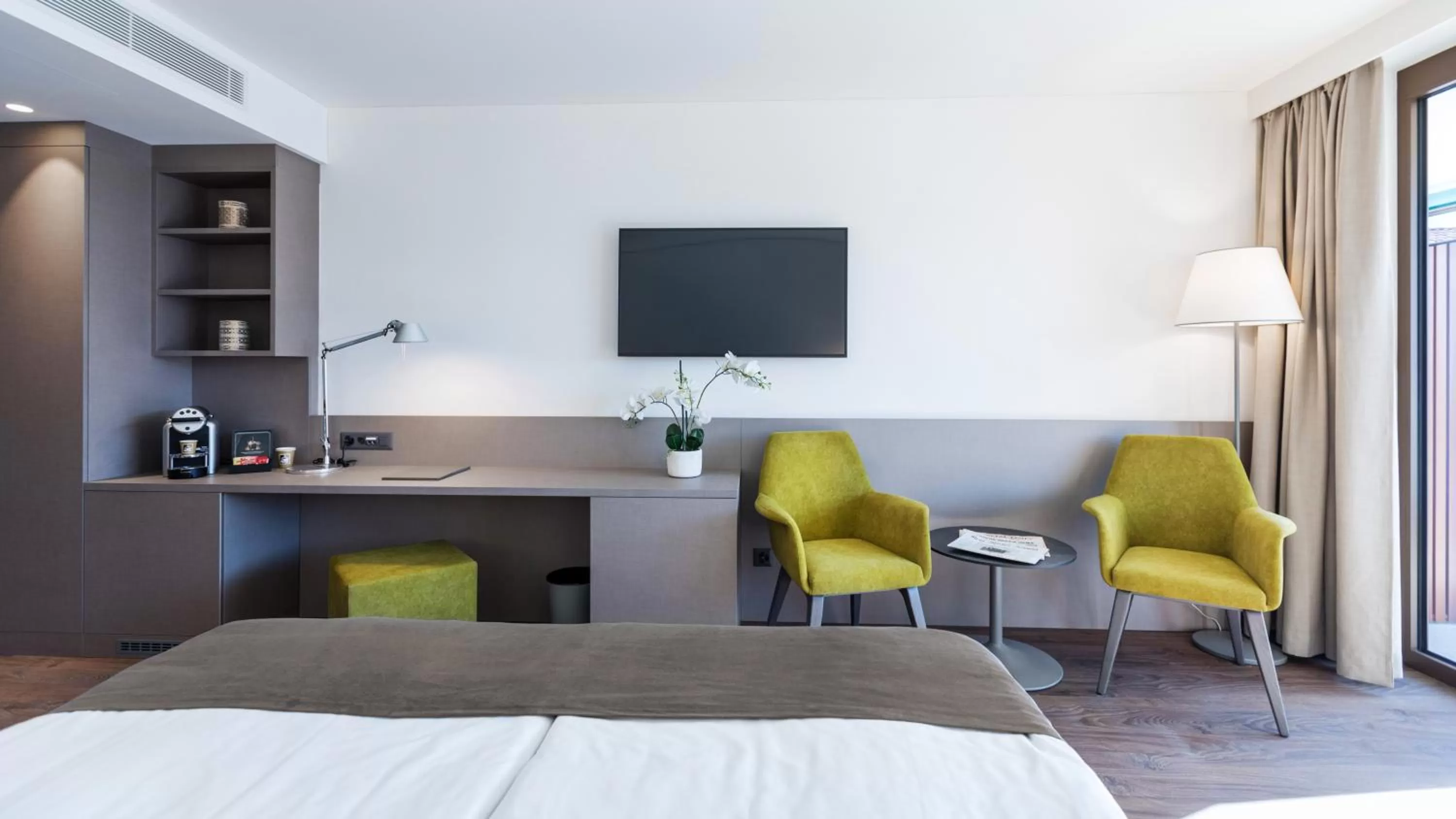 TV and multimedia, Bed in Hotel Lago Maggiore - Welcome!