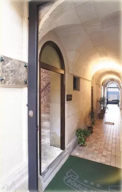 Facade/entrance in Domus Mariae Albergo