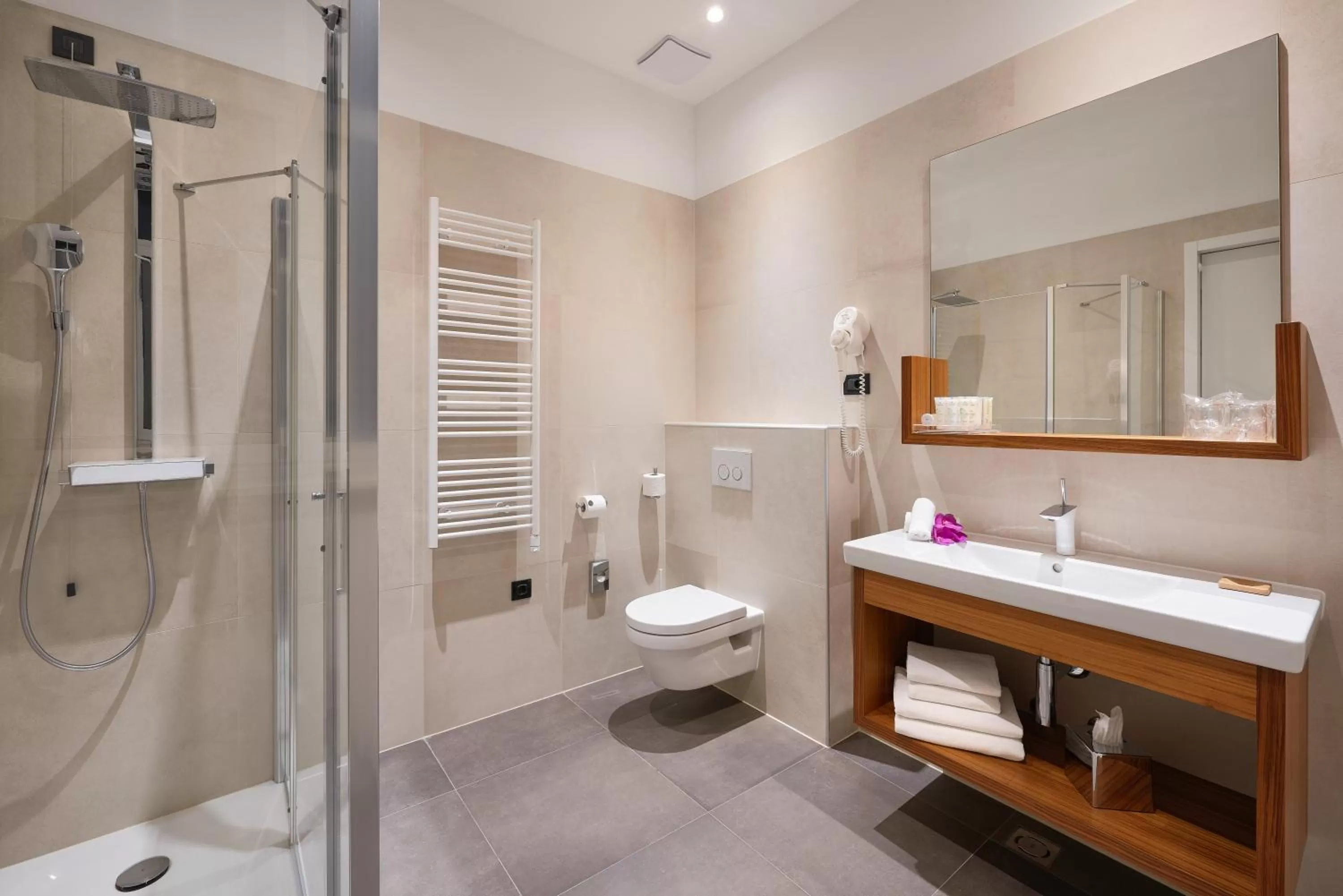 Bathroom in Cornaro Hotel