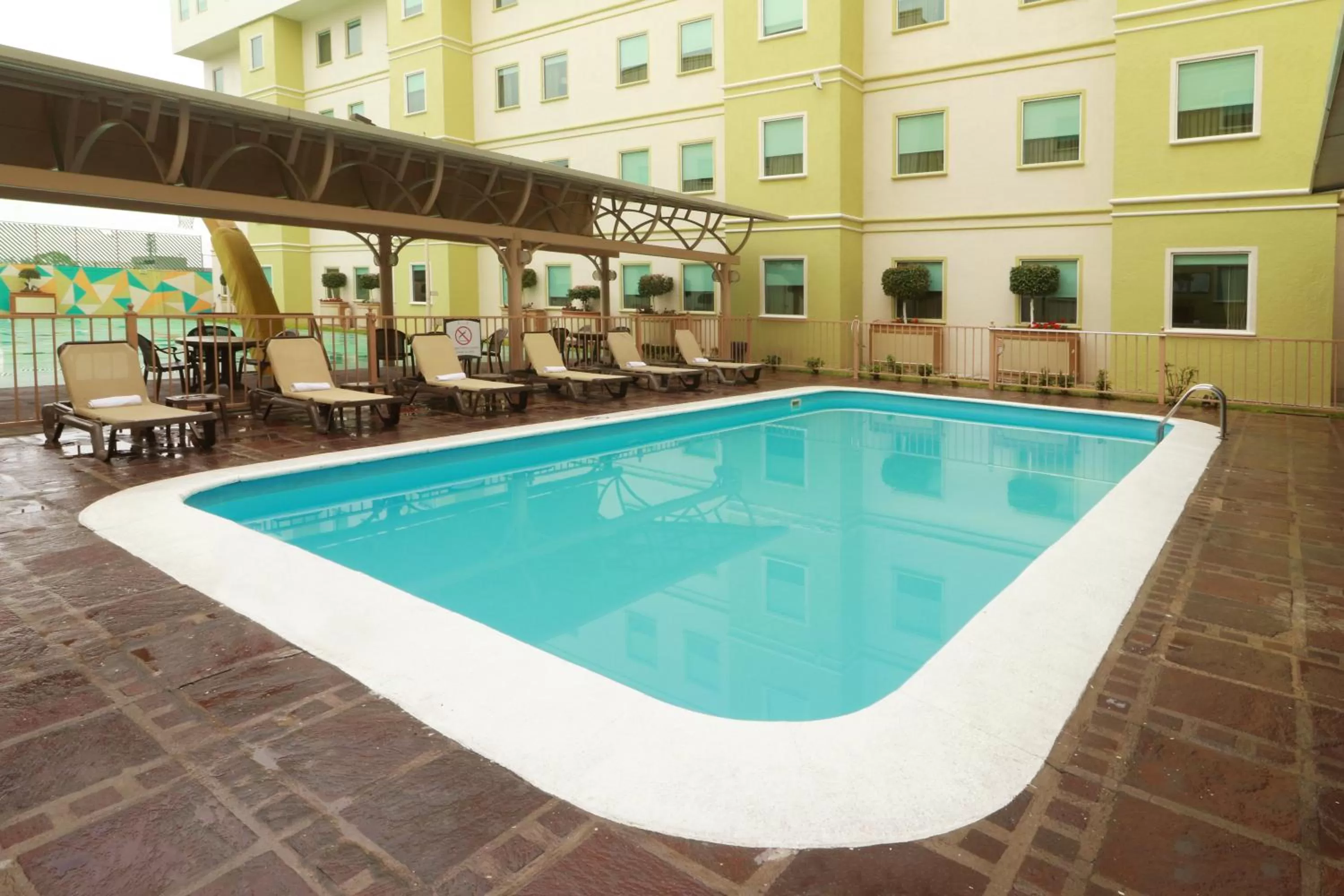 Swimming pool in Staybridge Suites Queretaro by IHG