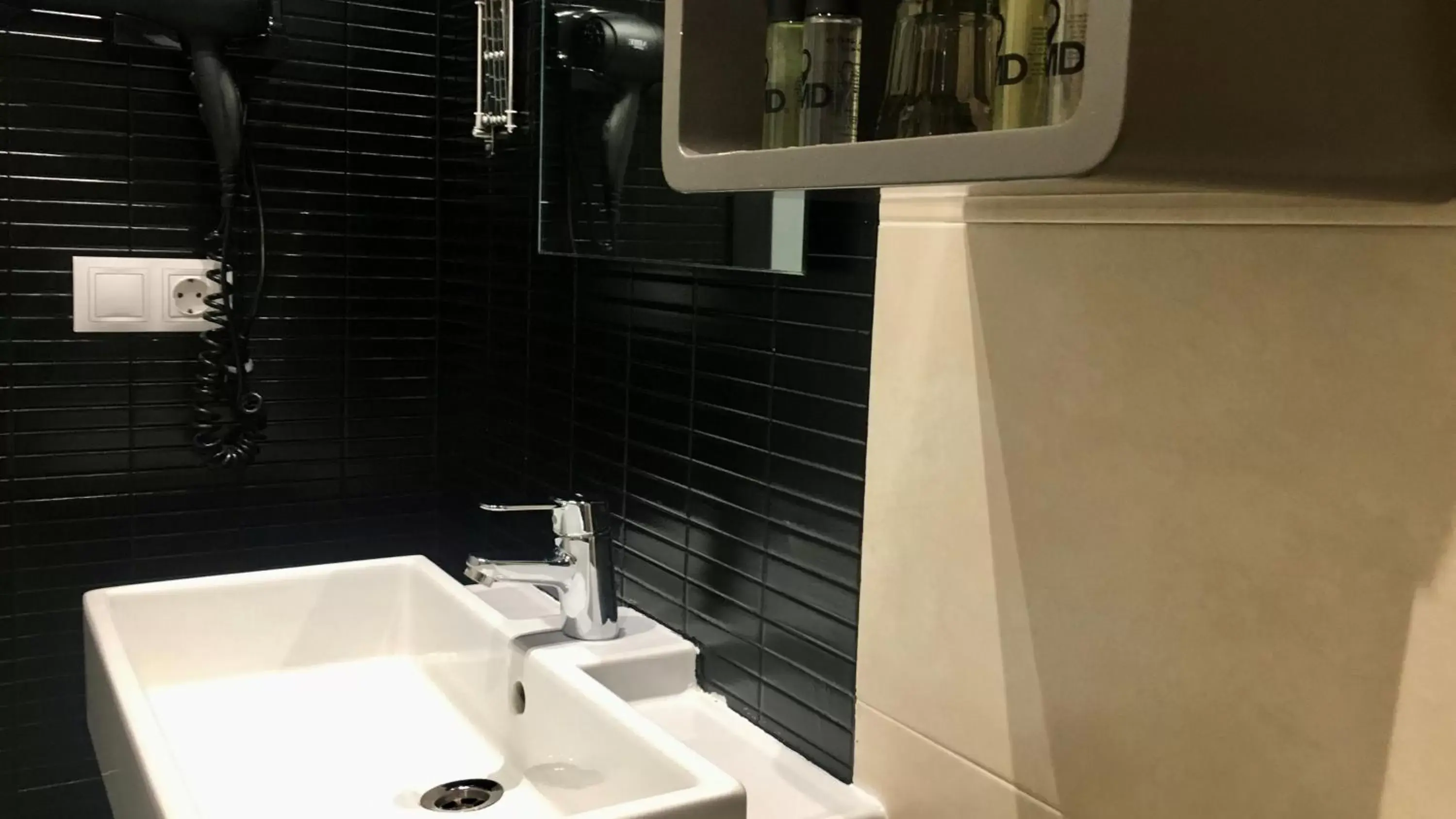Bathroom in MD Modern Hotel - Jardines
