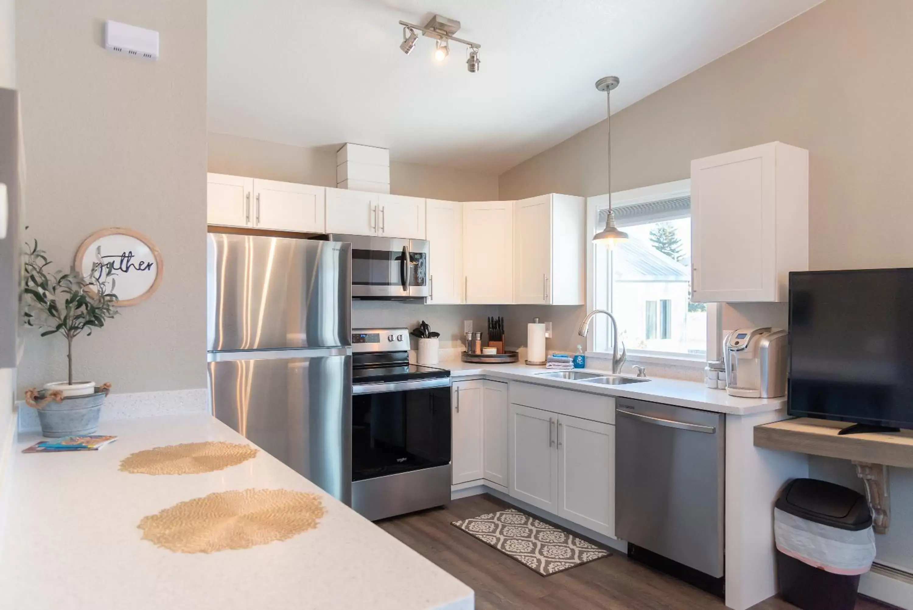 Kitchen or kitchenette in Colony Suites
