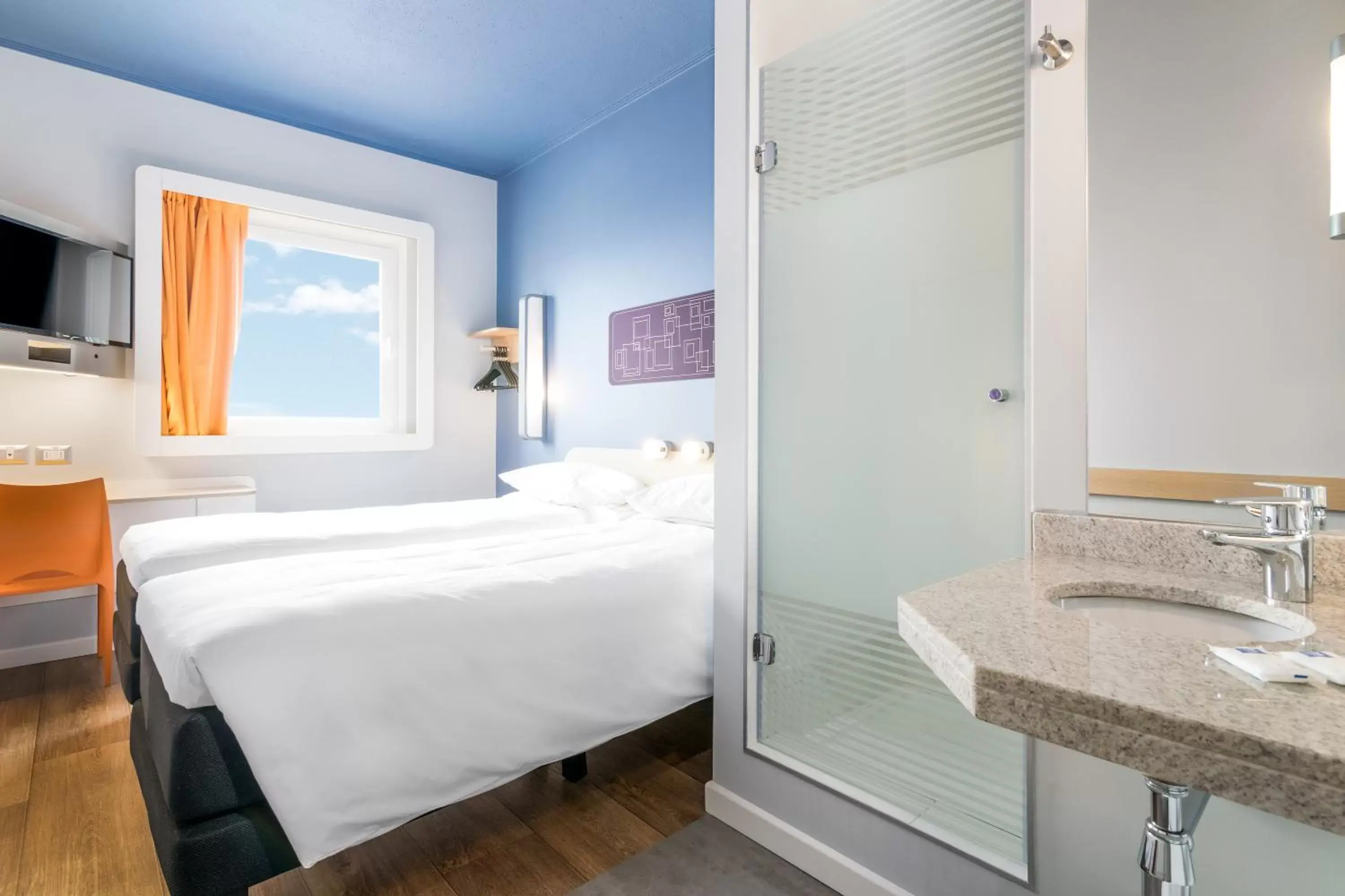 Bed, Bathroom in ibis budget Iquique