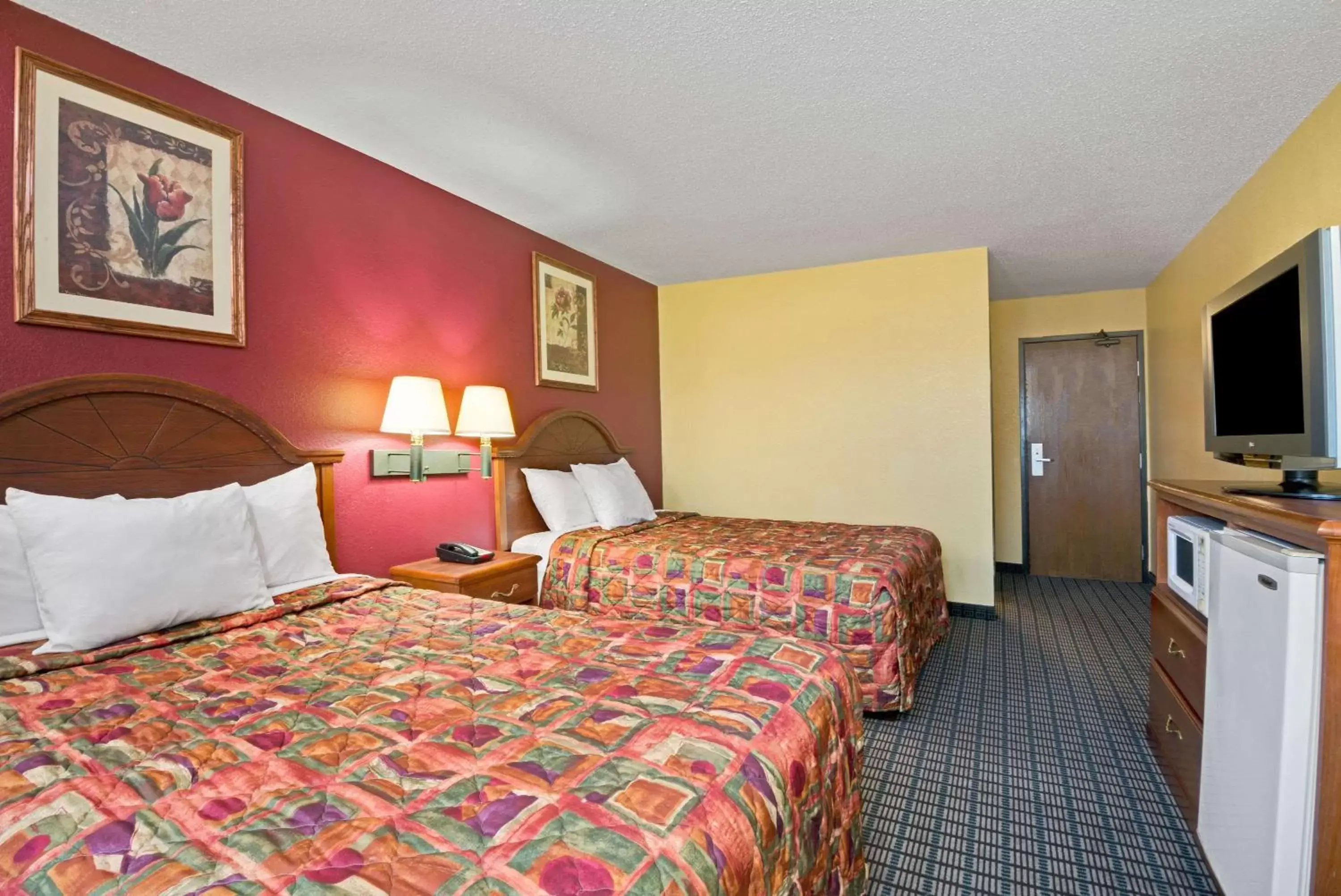 Photo of the whole room, Bed in Days Inn by Wyndham Torrington