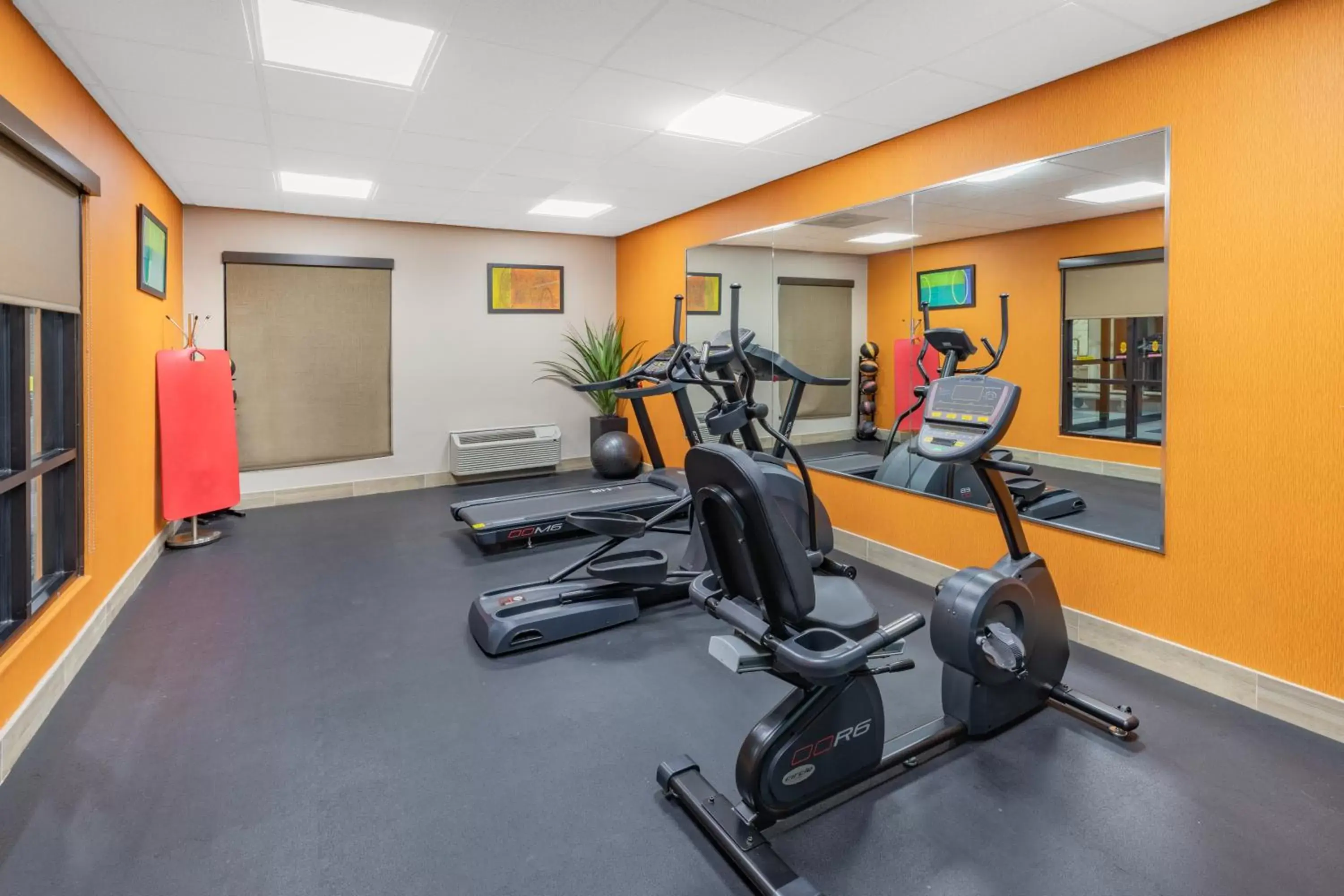 Fitness centre/facilities, Fitness Center/Facilities in Days Inn & Suites by Wyndham San Antonio near AT&T Center