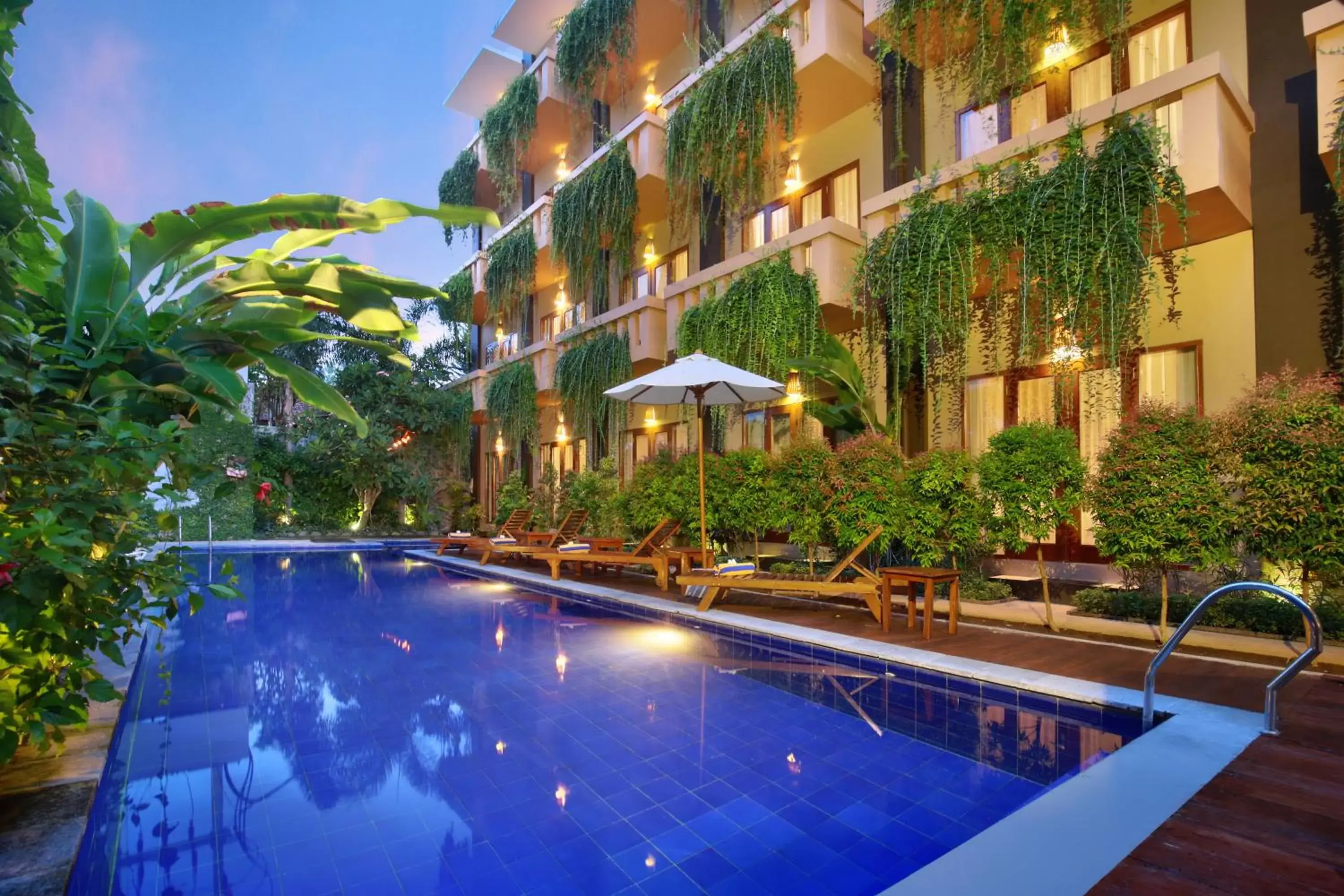 Restaurant/places to eat, Swimming Pool in Bali Chaya Hotel Legian