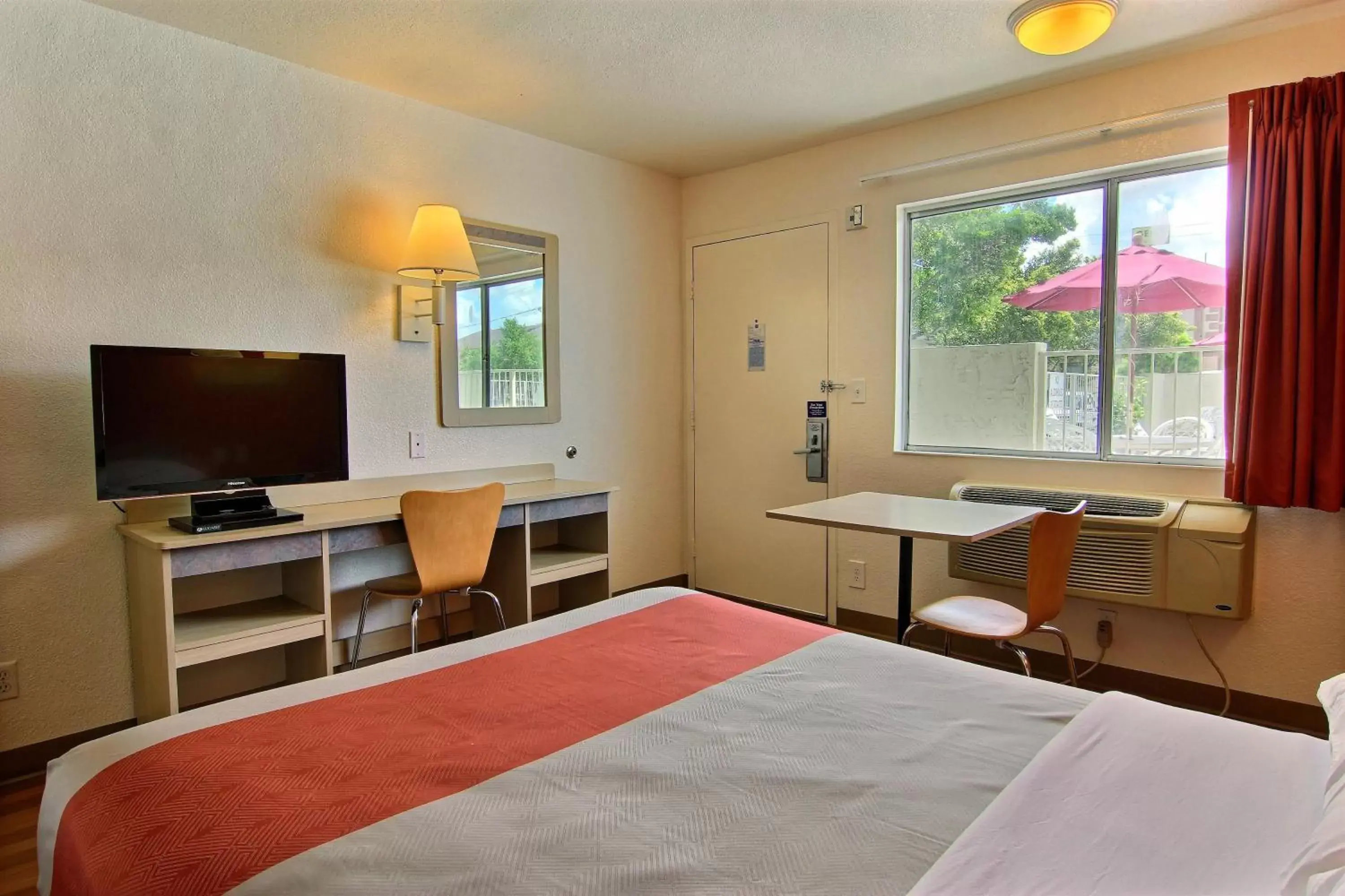 Photo of the whole room, TV/Entertainment Center in Motel 6-Kingsville, TX