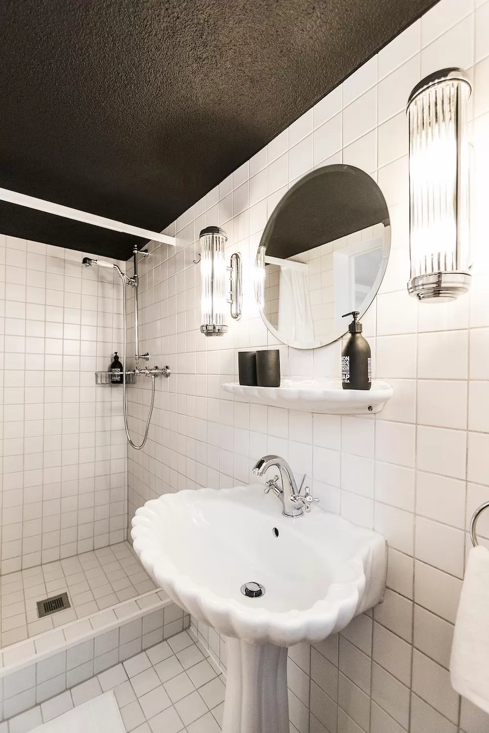 Photo of the whole room, Bathroom in Montmartre