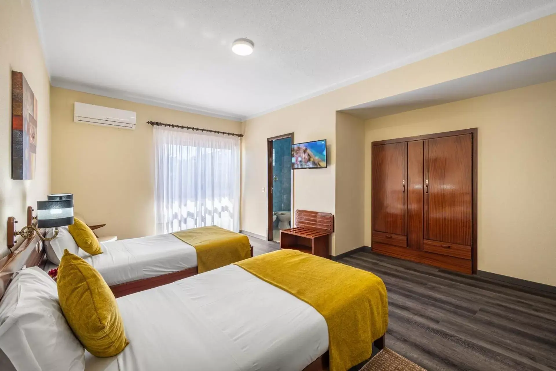 Bedroom, Bed in Hotel Colmeia Bedroom, Bed in Hotel Colmeia