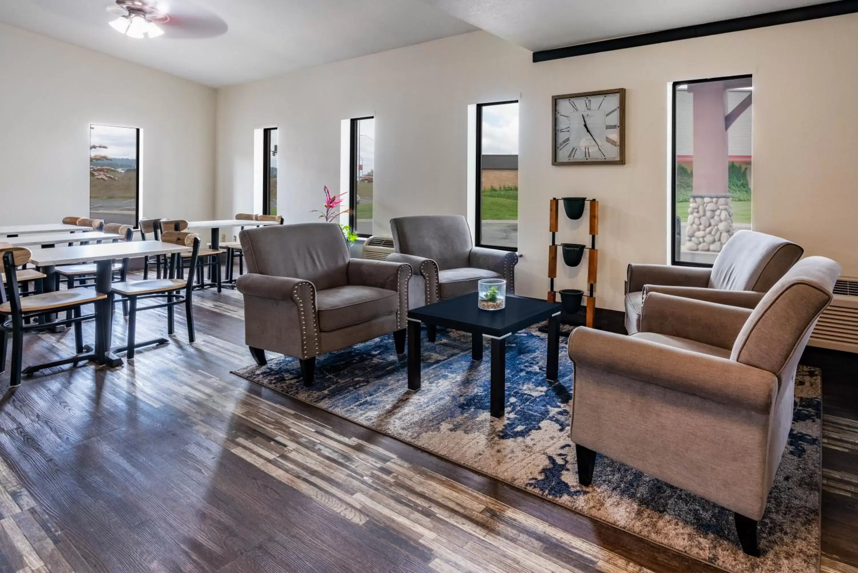 Communal lounge/ TV room, Seating Area in Super 8 by Wyndham Spokane Valley