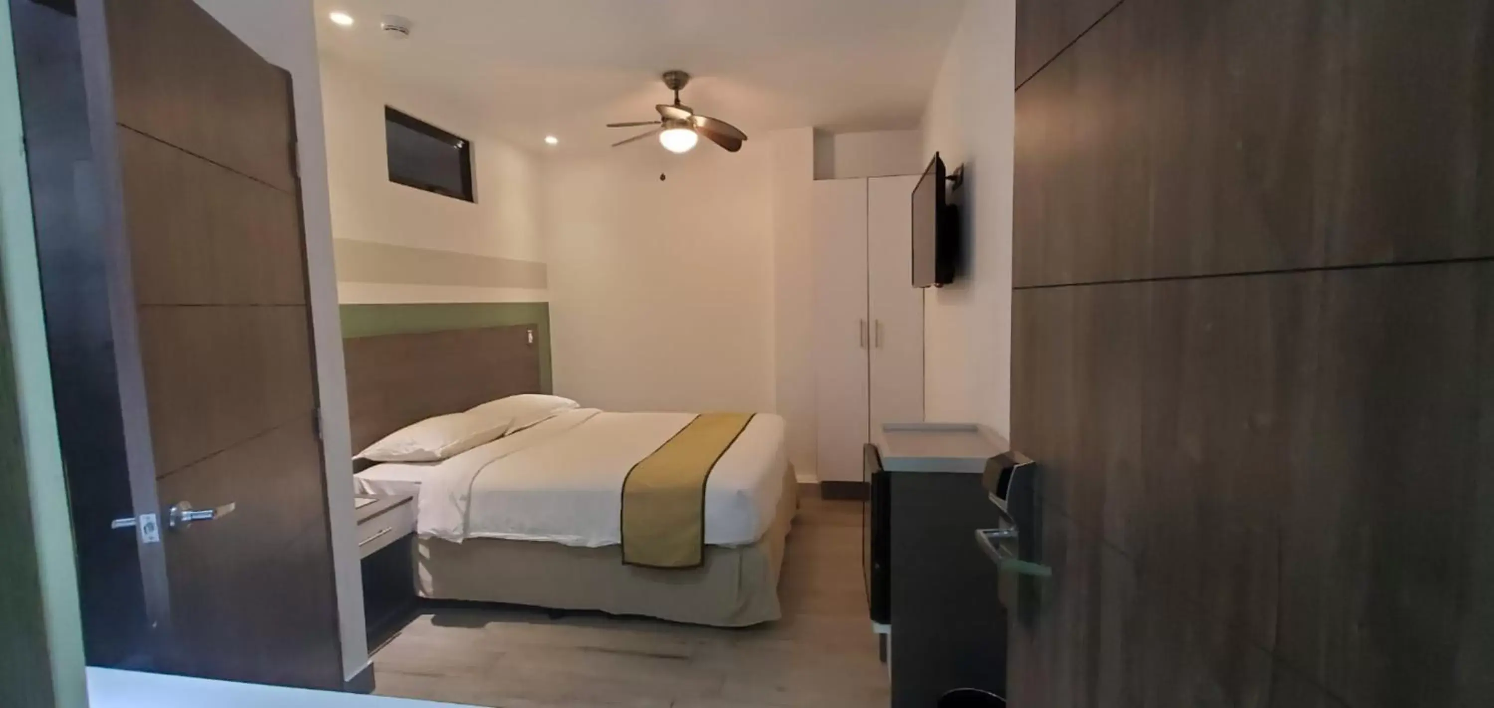 Bed, Bathroom in Hotel Cultura Plaza