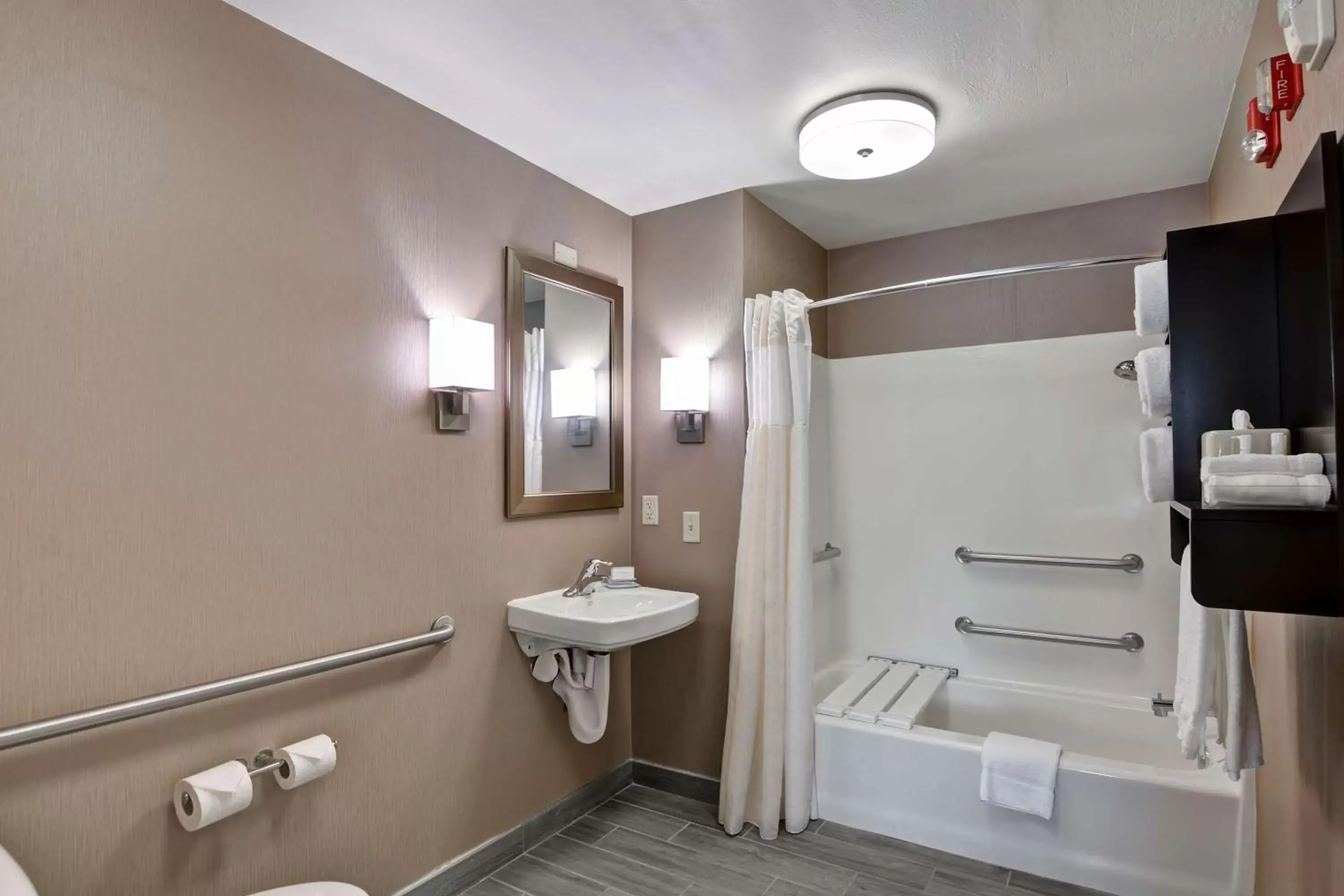 Bathroom in Homewood Suites by Hilton Aurora Naperville