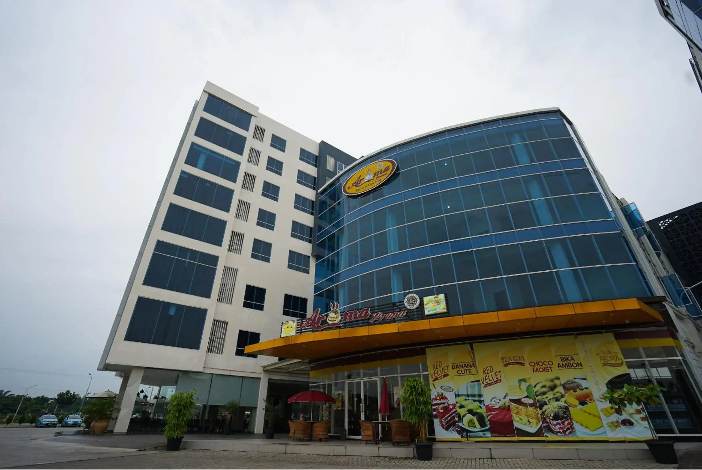 Restaurant/places to eat, Property Building in The Lively Hotel Kualanamu Airport Medan
