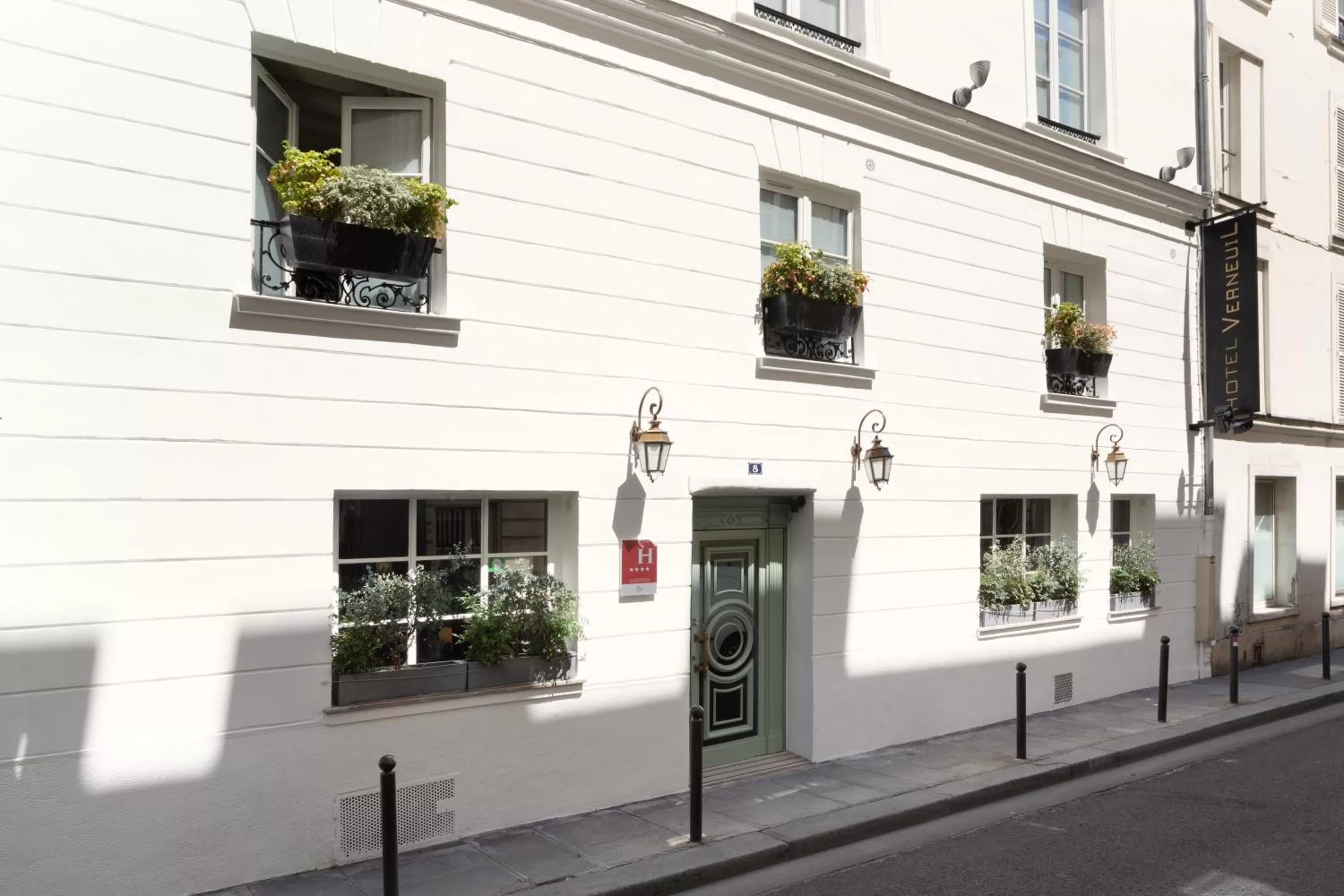 Property building in Hotel Verneuil Saint Germain