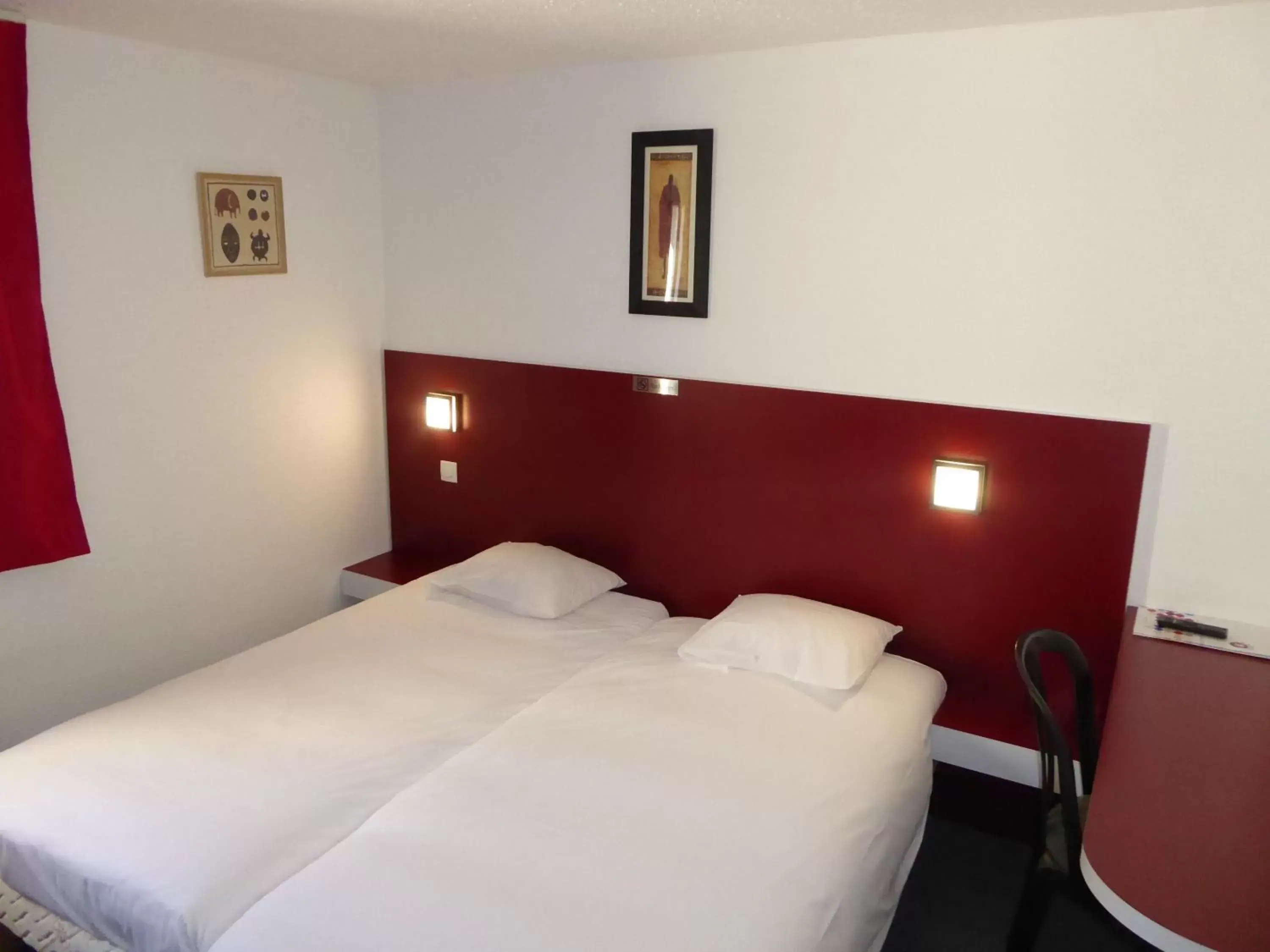 Photo of the whole room, Bed in Hôtel Le Cosy Blois Villebarou