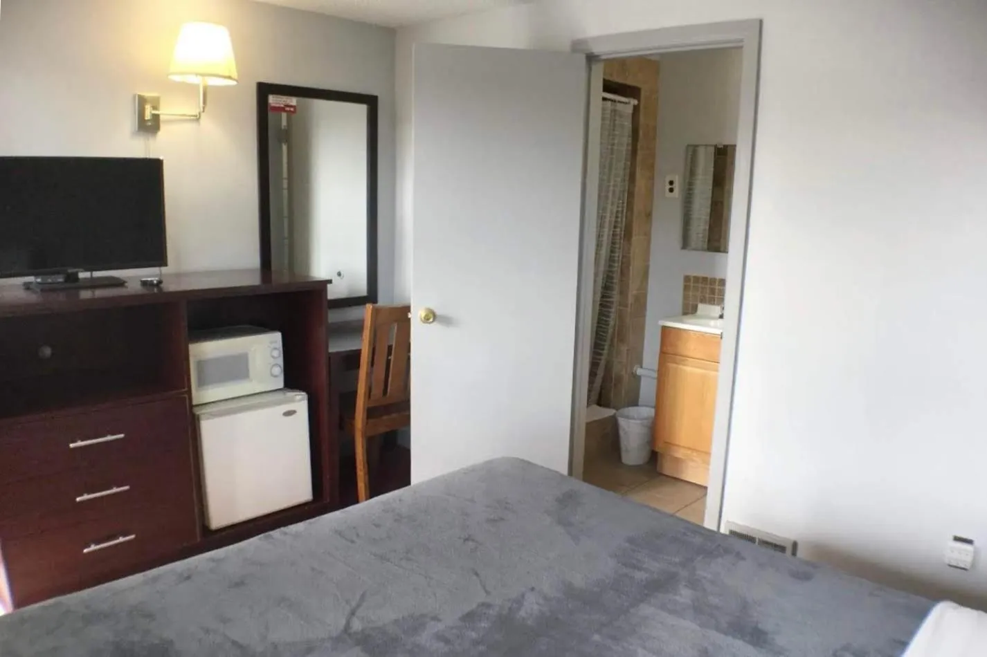 Photo of the whole room in Swiss Cottage Inn