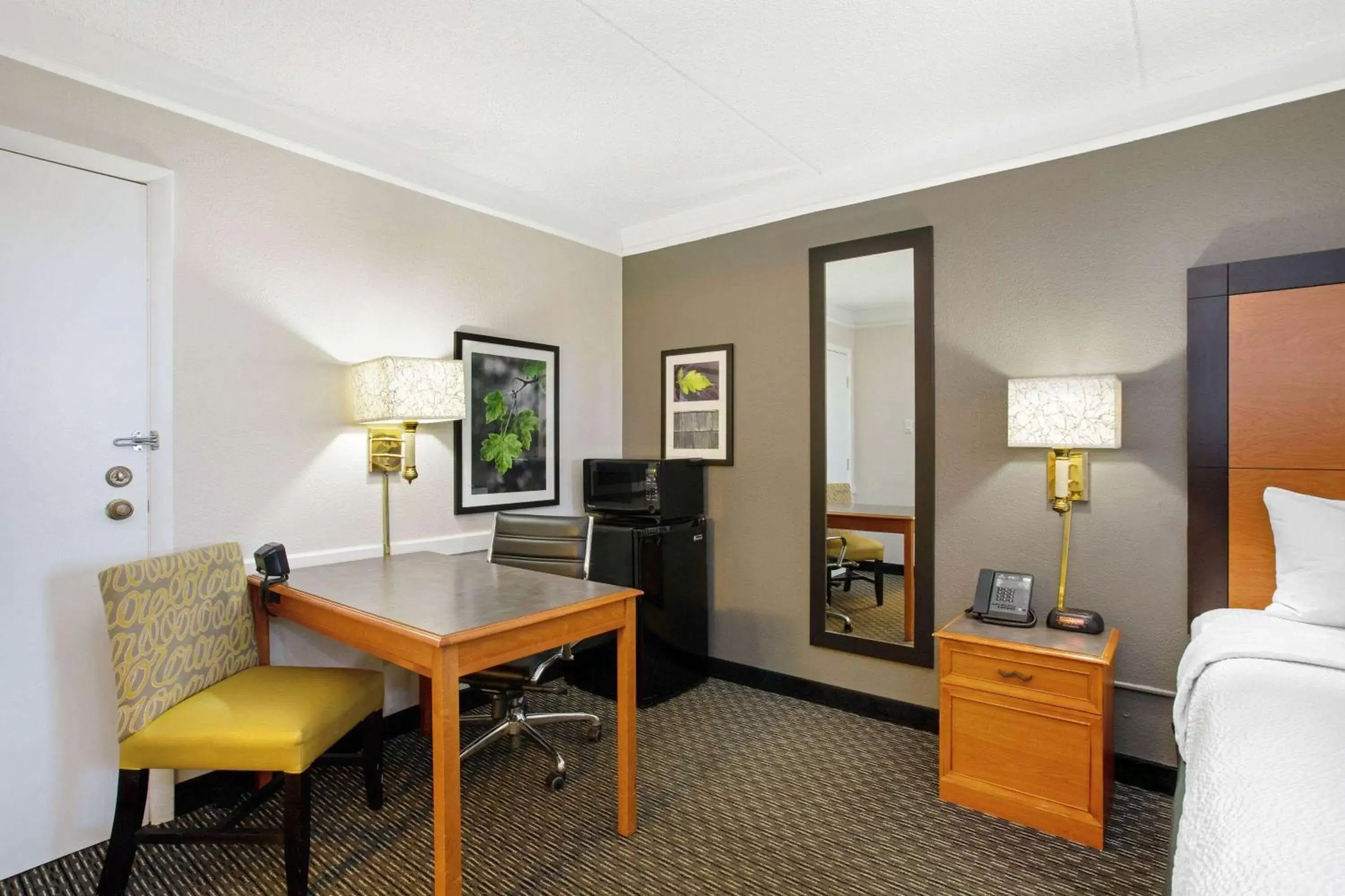 Photo of the whole room, Seating Area in La Quinta Inn by Wyndham Denver Golden