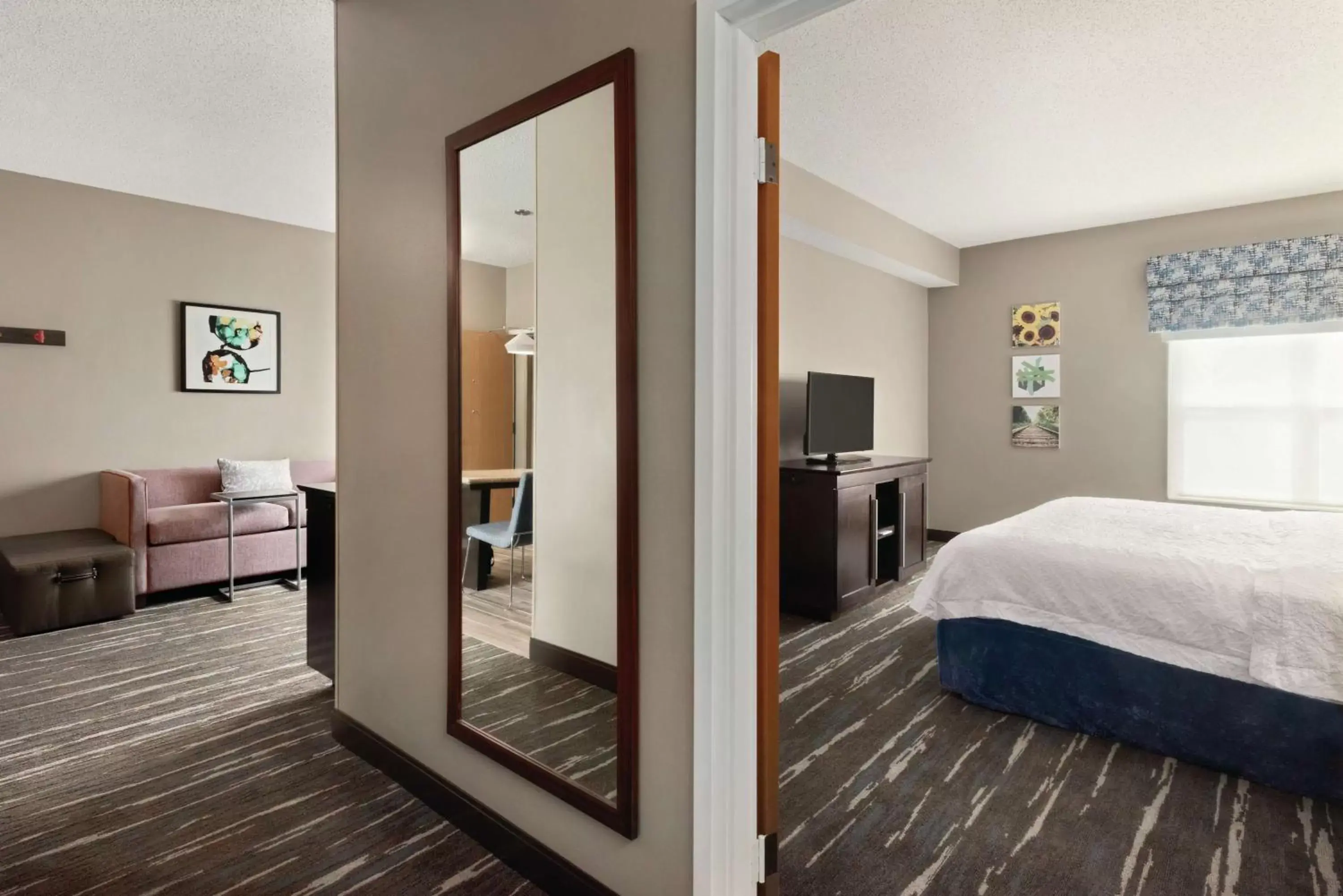 Bed in Hampton Inn & Suites Fort Wayne-North