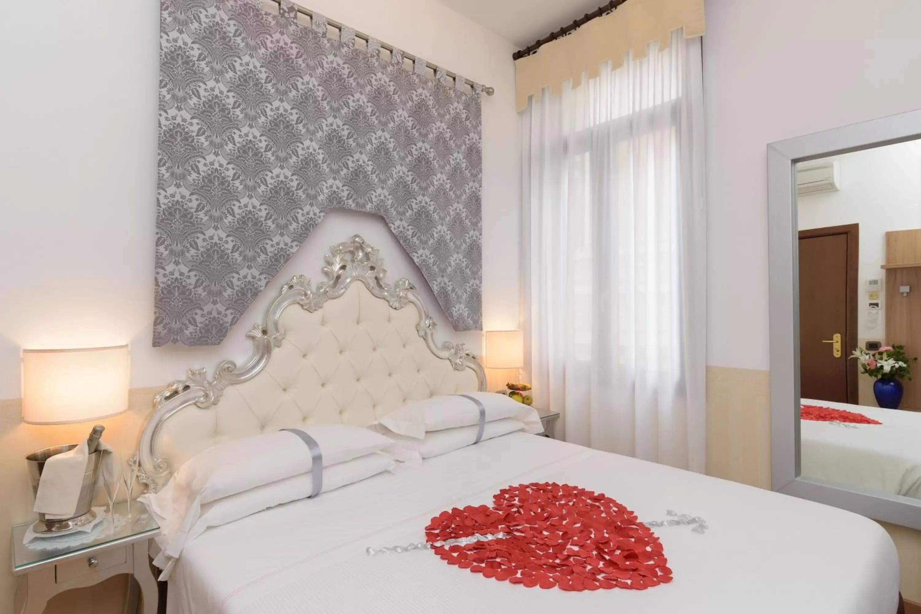 Photo of the whole room, Bed in UNAHOTELS Ala Venezia-Adults 16