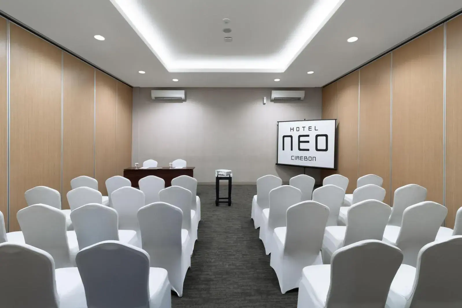 Meeting/conference room in Neo Samadikun Cirebon Hotel