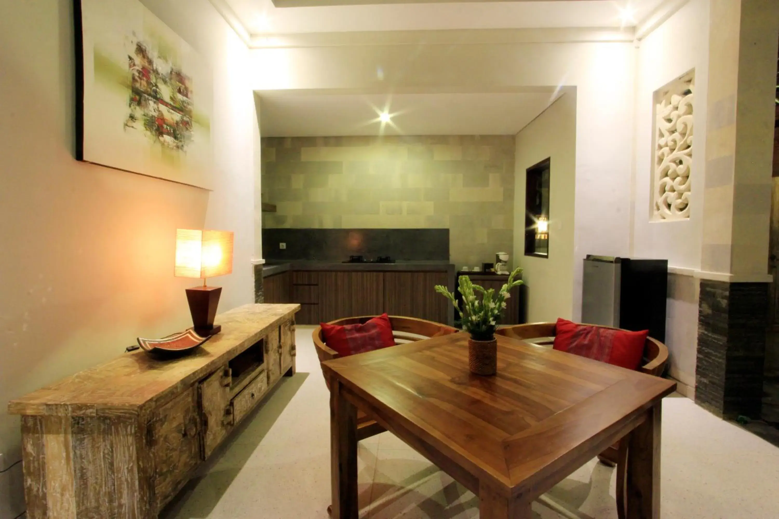 Dining area, Kitchen/Kitchenette in Griya Shanti Villas & Spa