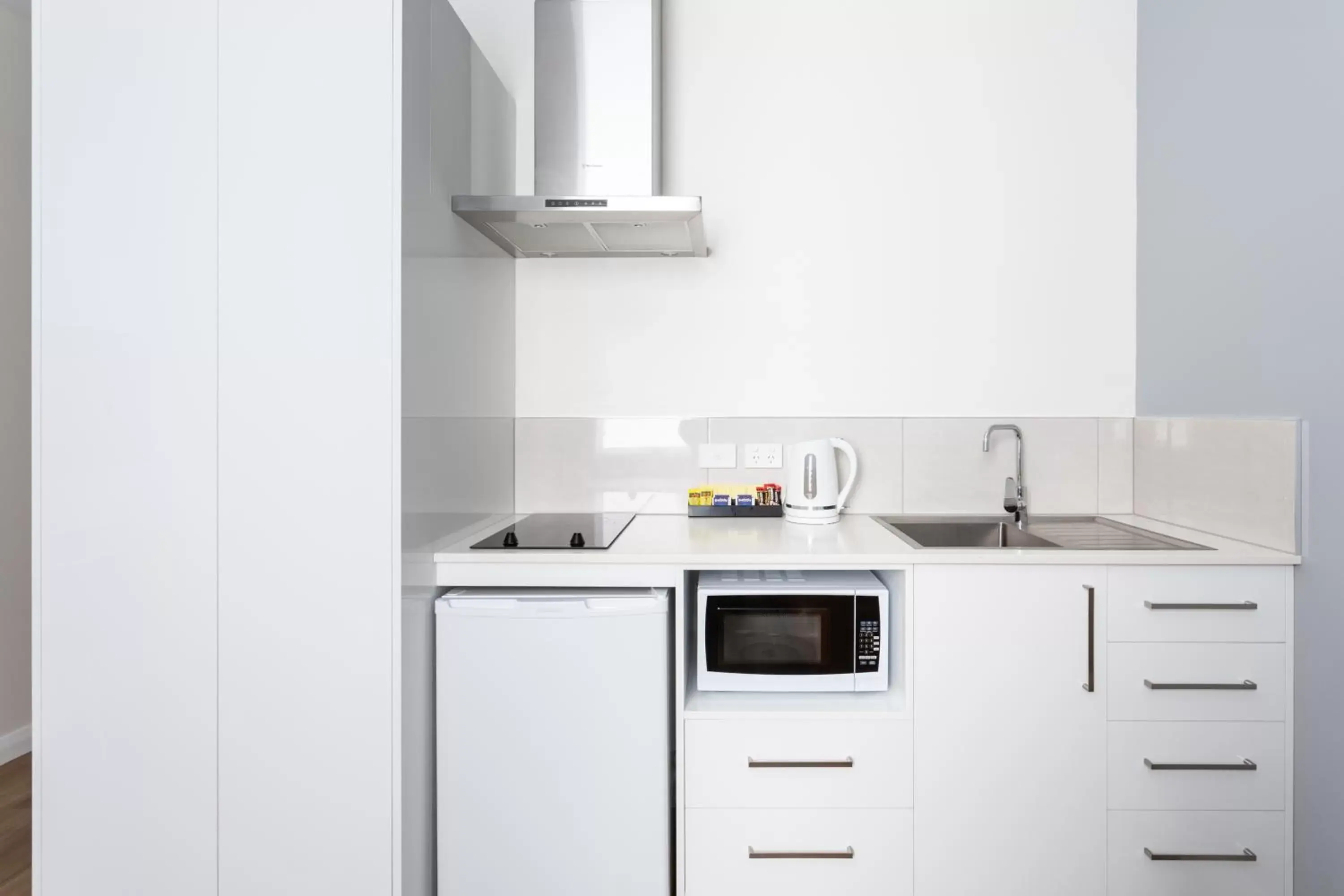 Kitchen or kitchenette, Kitchen/Kitchenette in Mayfair Plaza Motel and Apartments