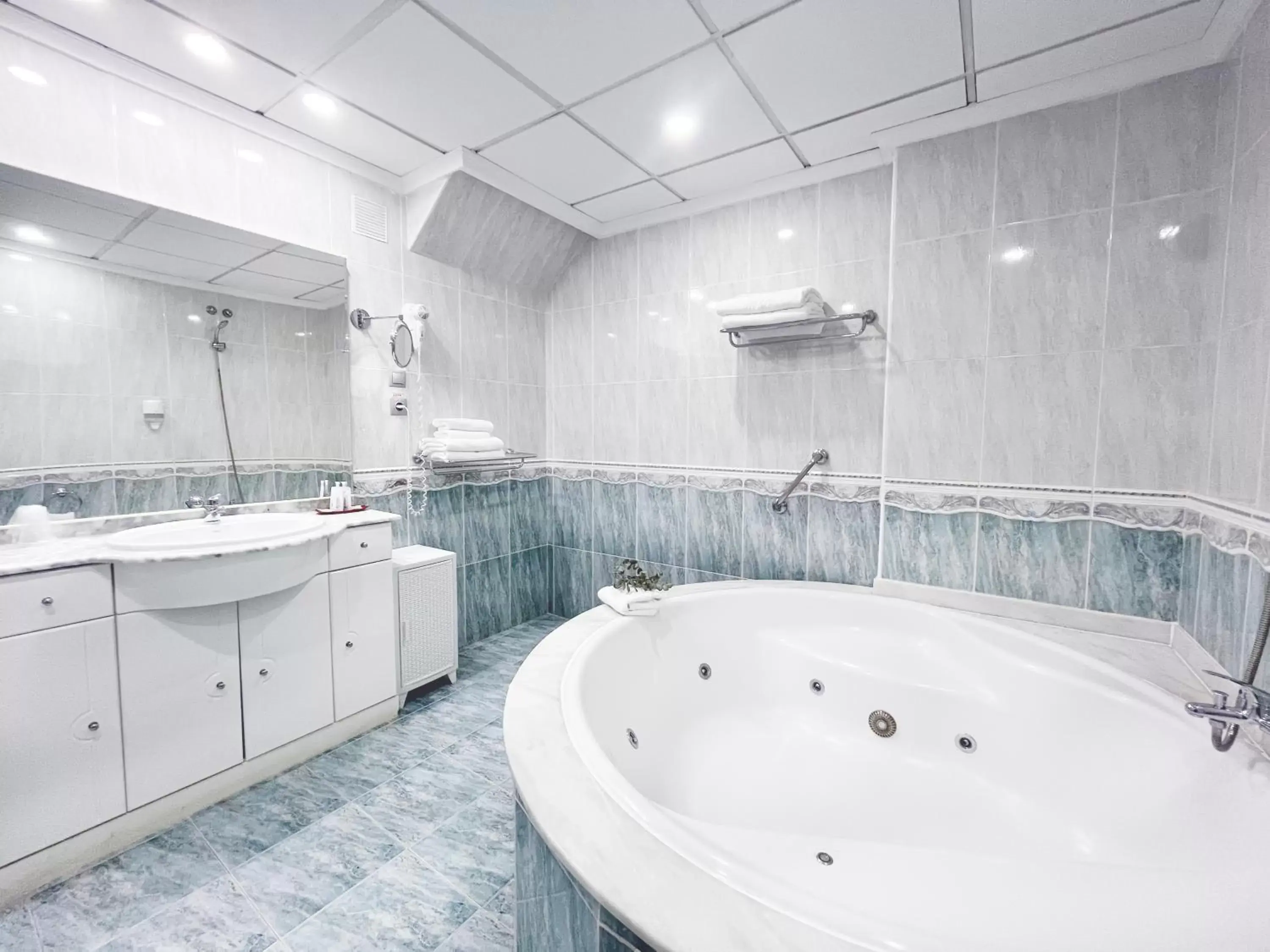 Hot Tub, Bathroom in Hotel ParqueMar Premium Beach