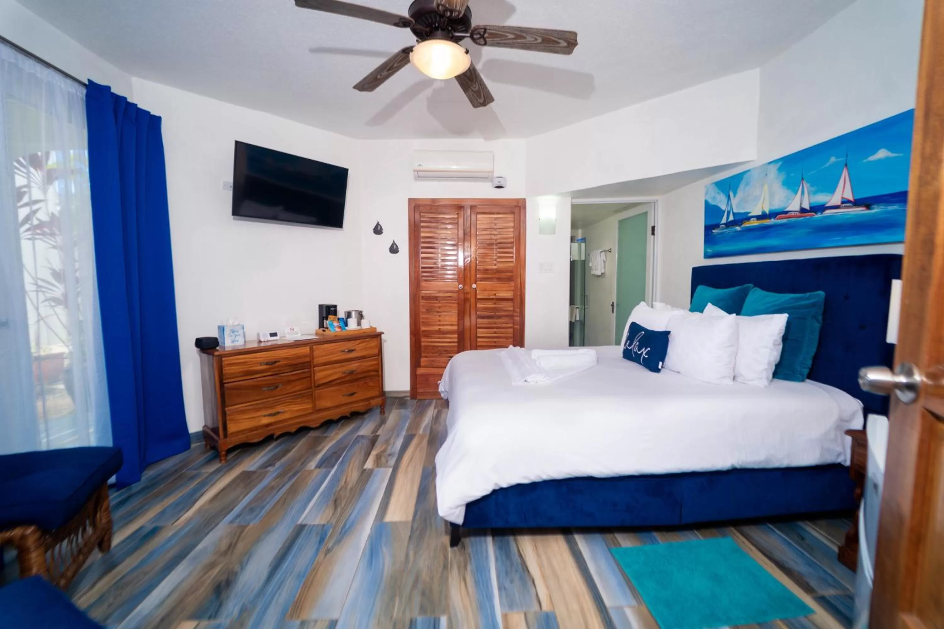 Bedroom, Bed in Blue Skies Beach Resort