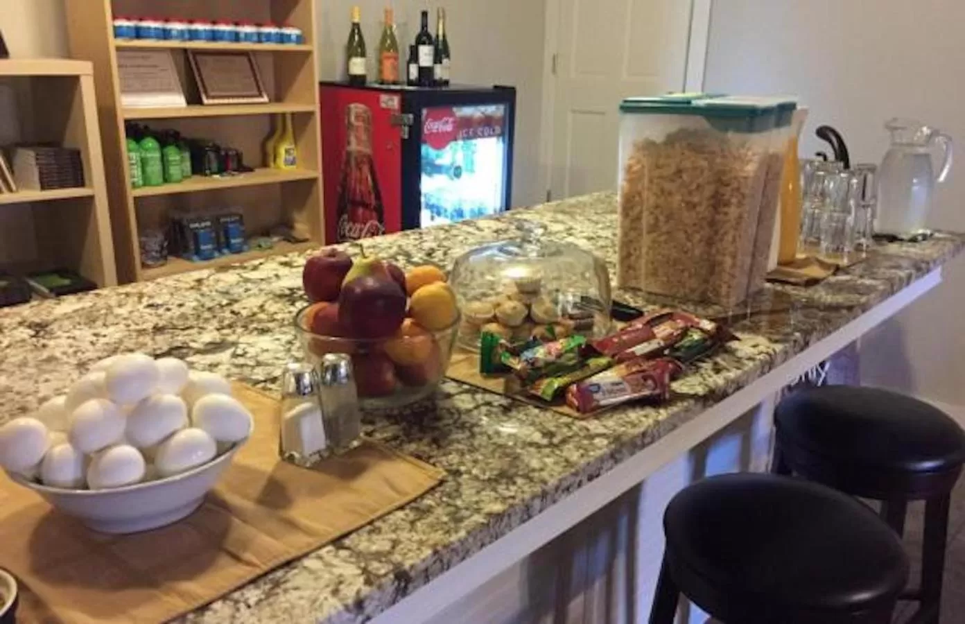 Continental breakfast in Barefoot Hills