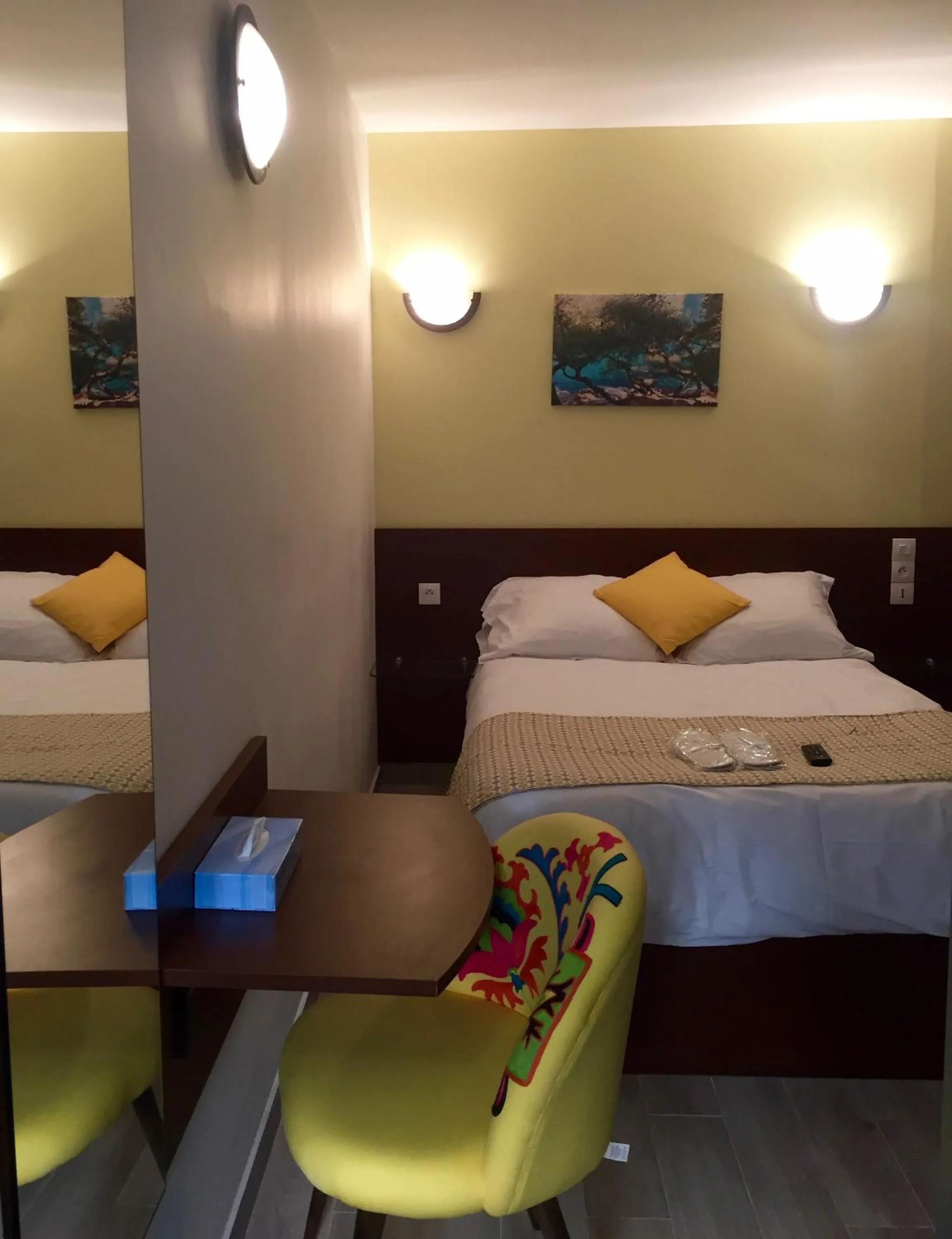 Photo of the whole room, Bed in Massilia hôtel