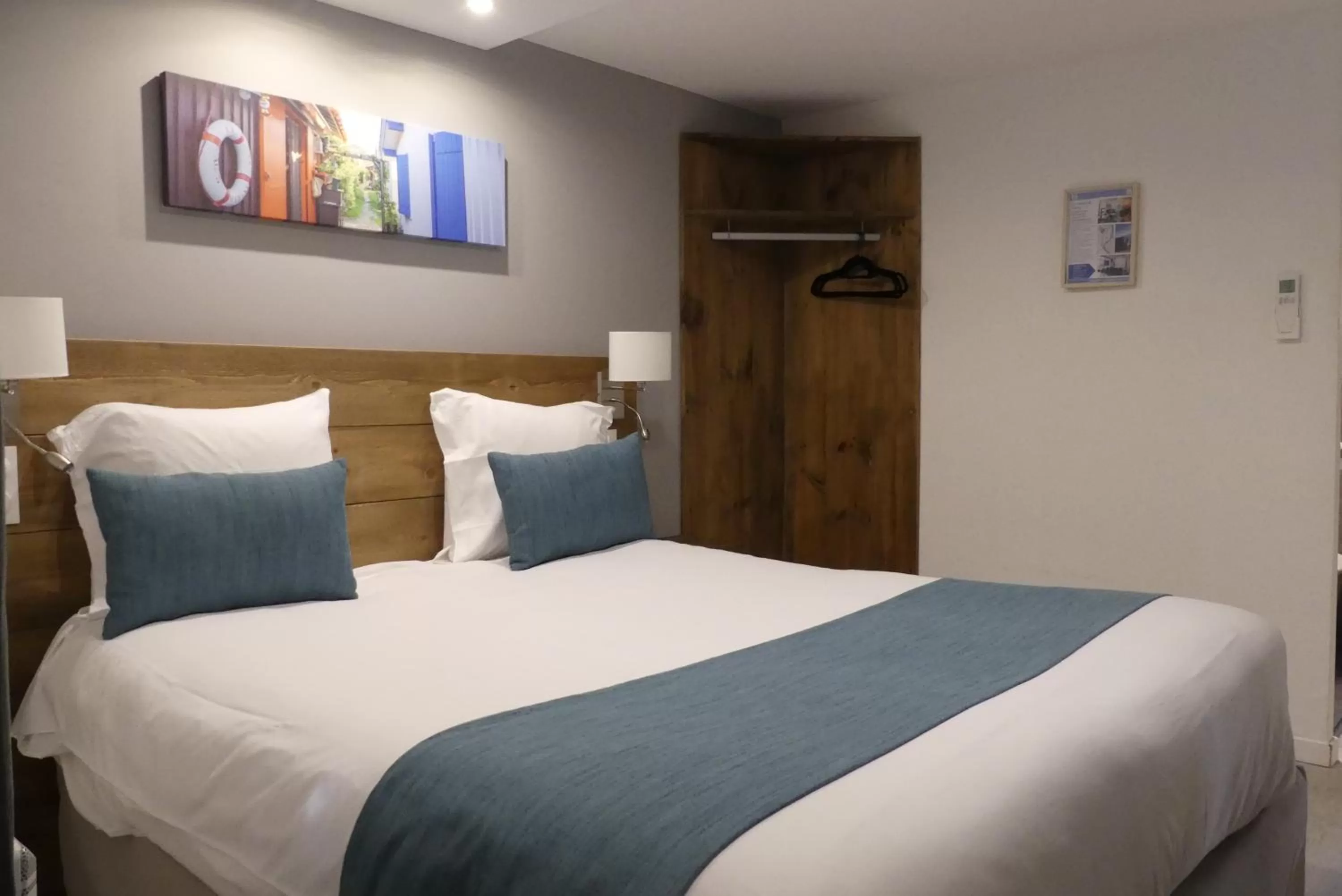 Bed in Contact Hôtel Le Provençal Bordeaux Lac