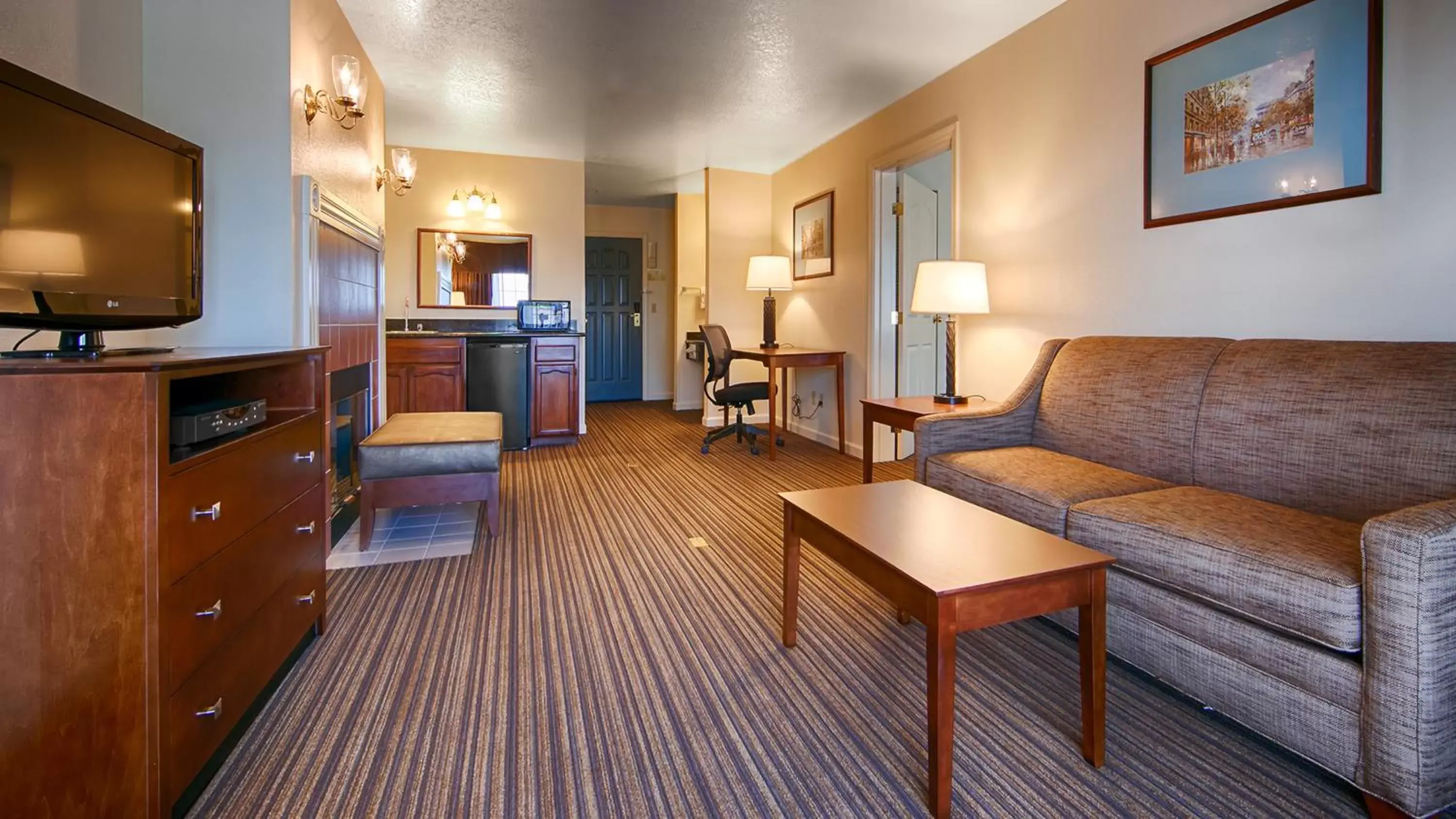 Living room, Seating Area in Best Western Capital City Inn