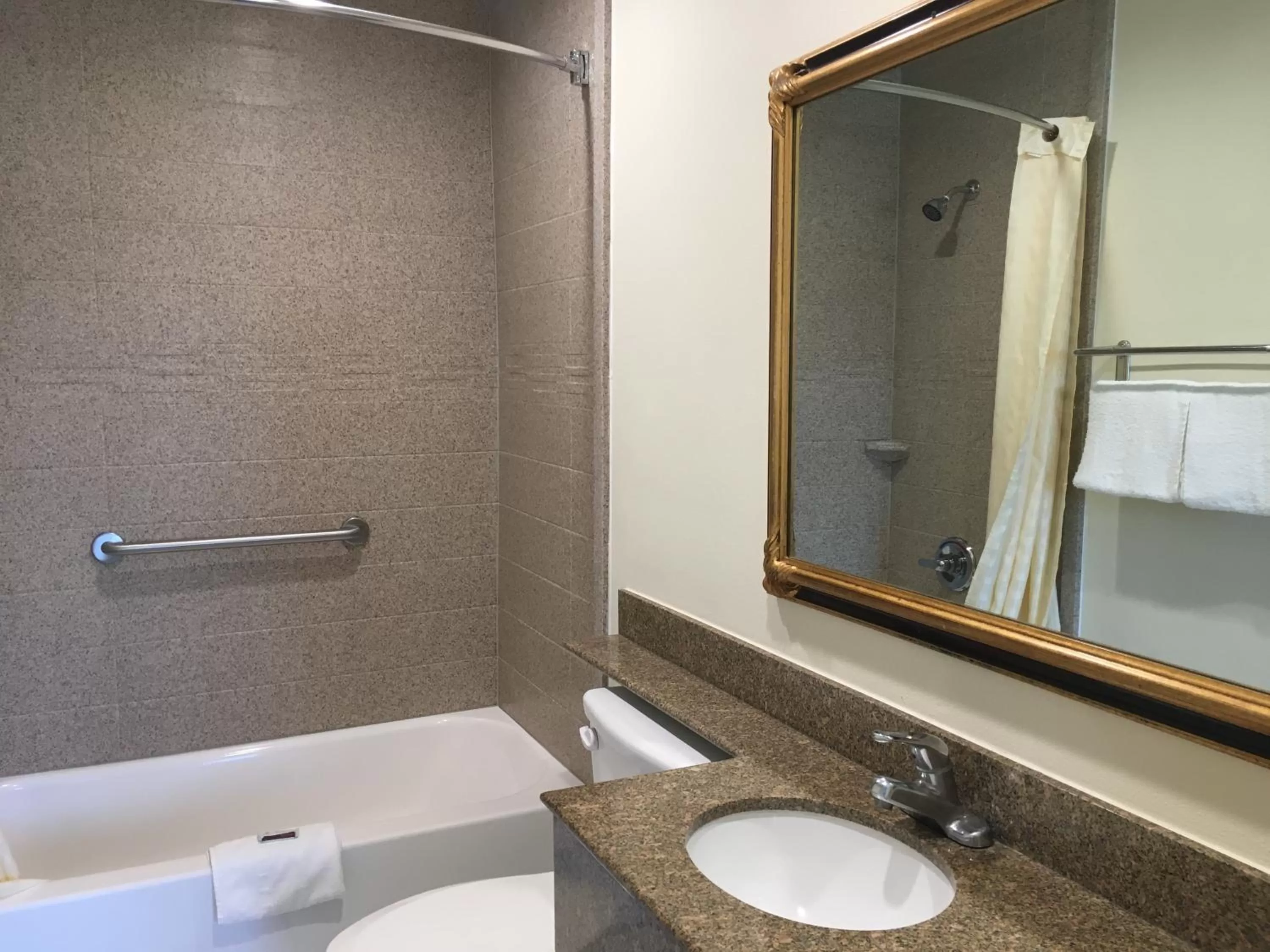 Shower in Simply Home Inn & Suites - Riverside