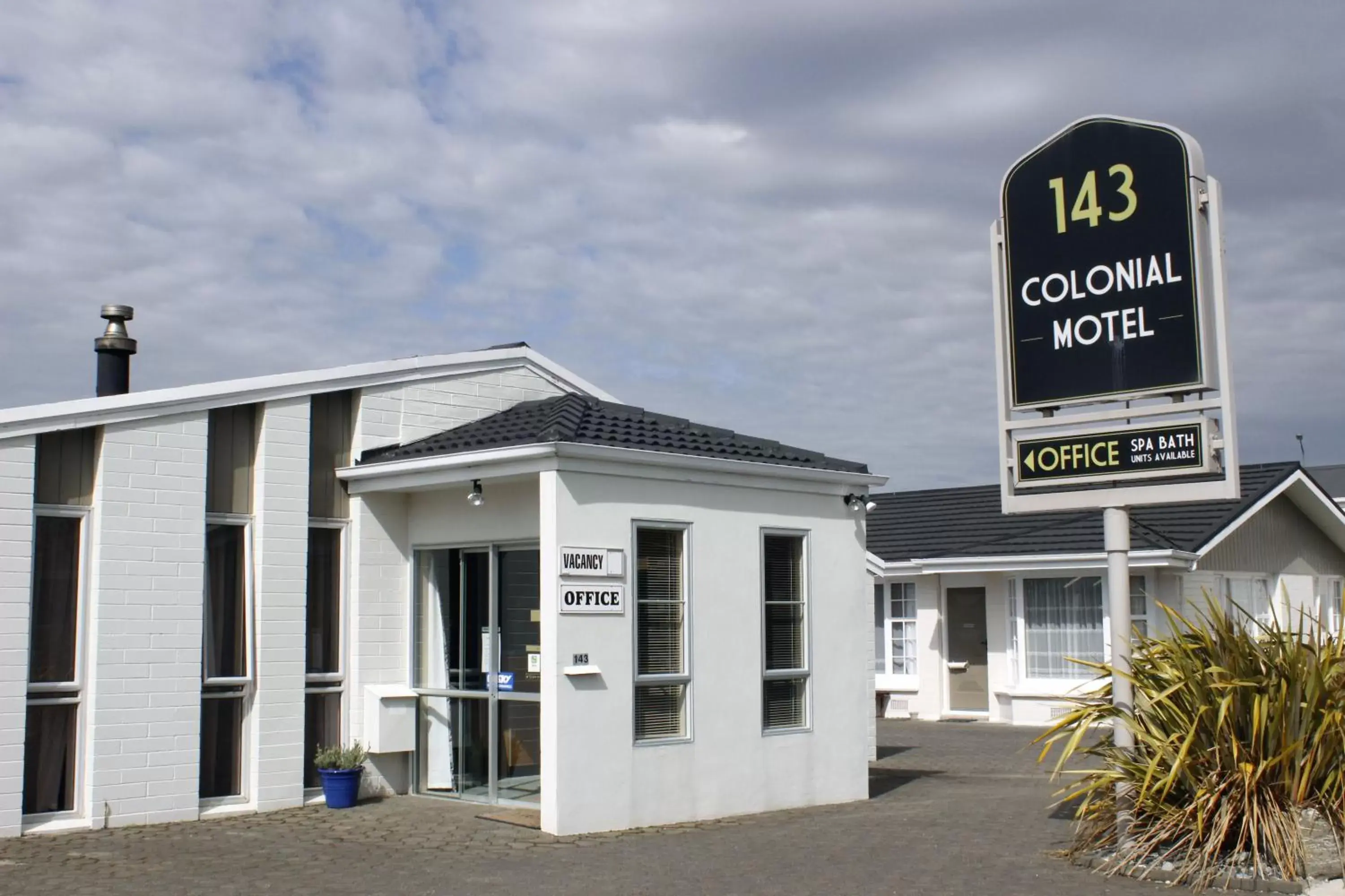 Facade/entrance, Property Building in Colonial Motel