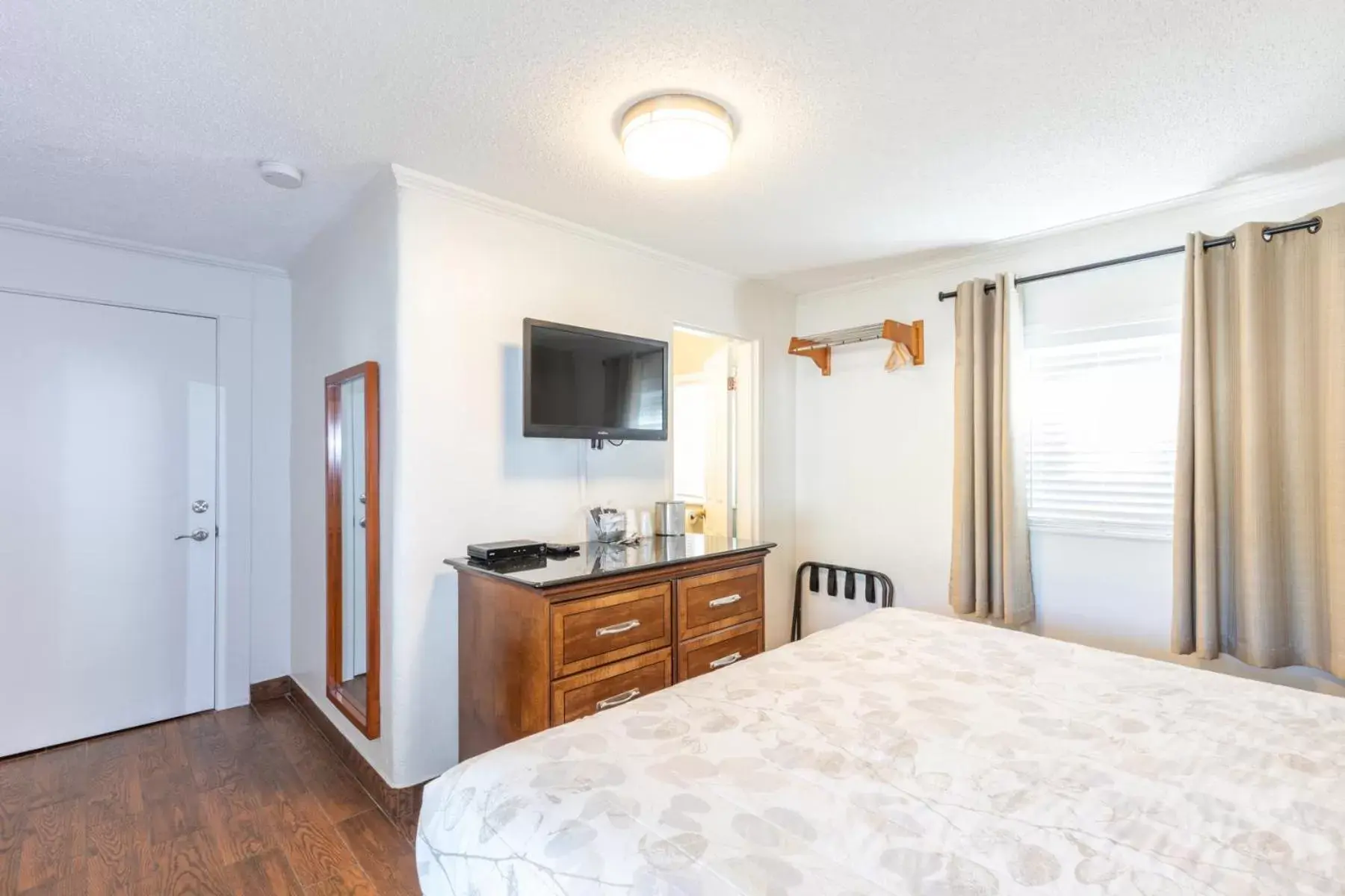 Kitchen/Kitchenette in Vineyard Valley Inn