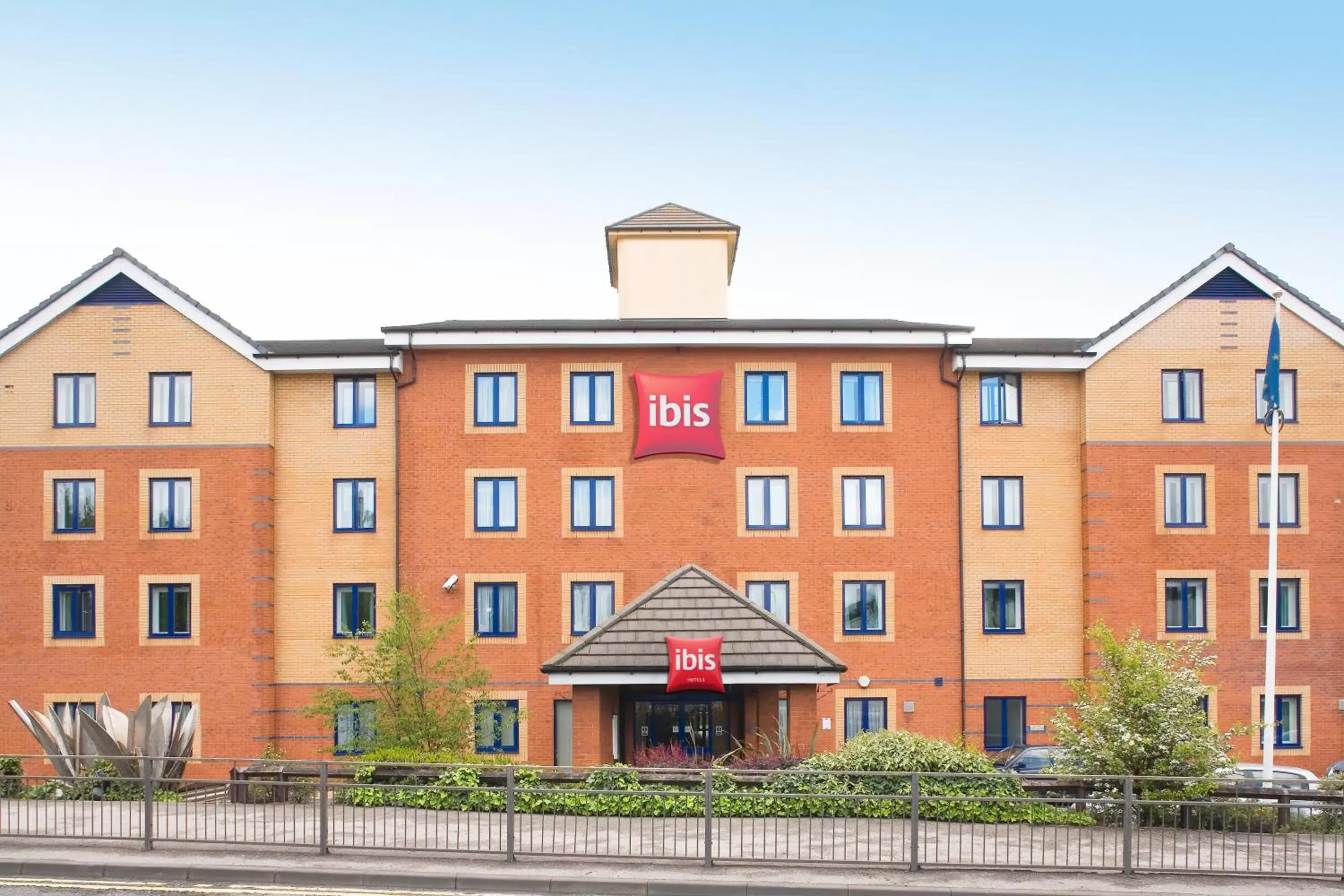 Facade/entrance in ibis Chesterfield Centre – Market Town Facade/entrance in ibis Chesterfield Centre – Market Town