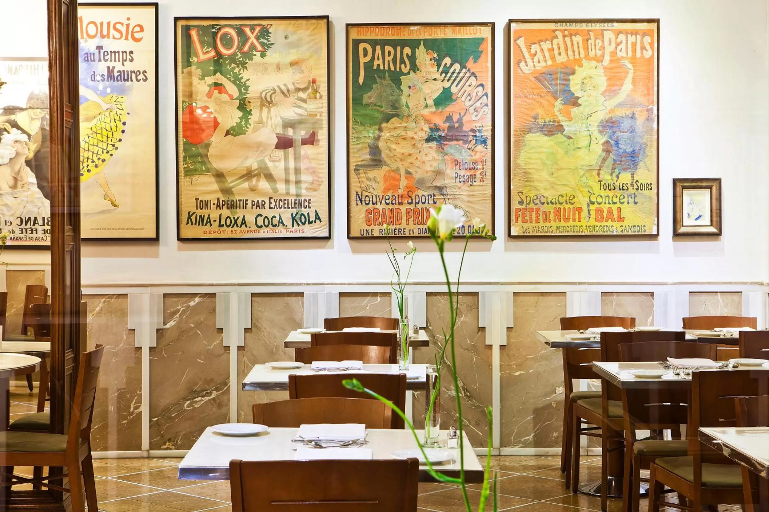 Restaurant/places to eat in Hotel Astoria