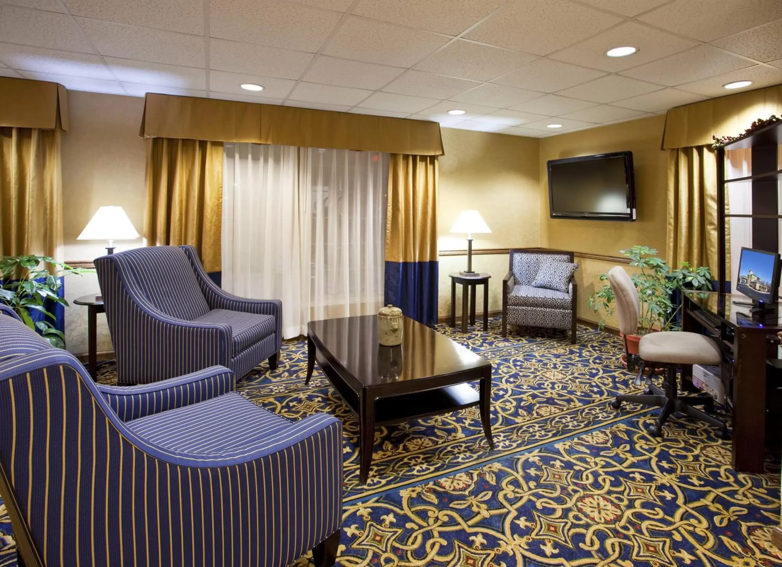 Property building, Seating Area in Holiday Inn Express Hotel & Suites Delaware-Columbus Area, an IHG Hotel