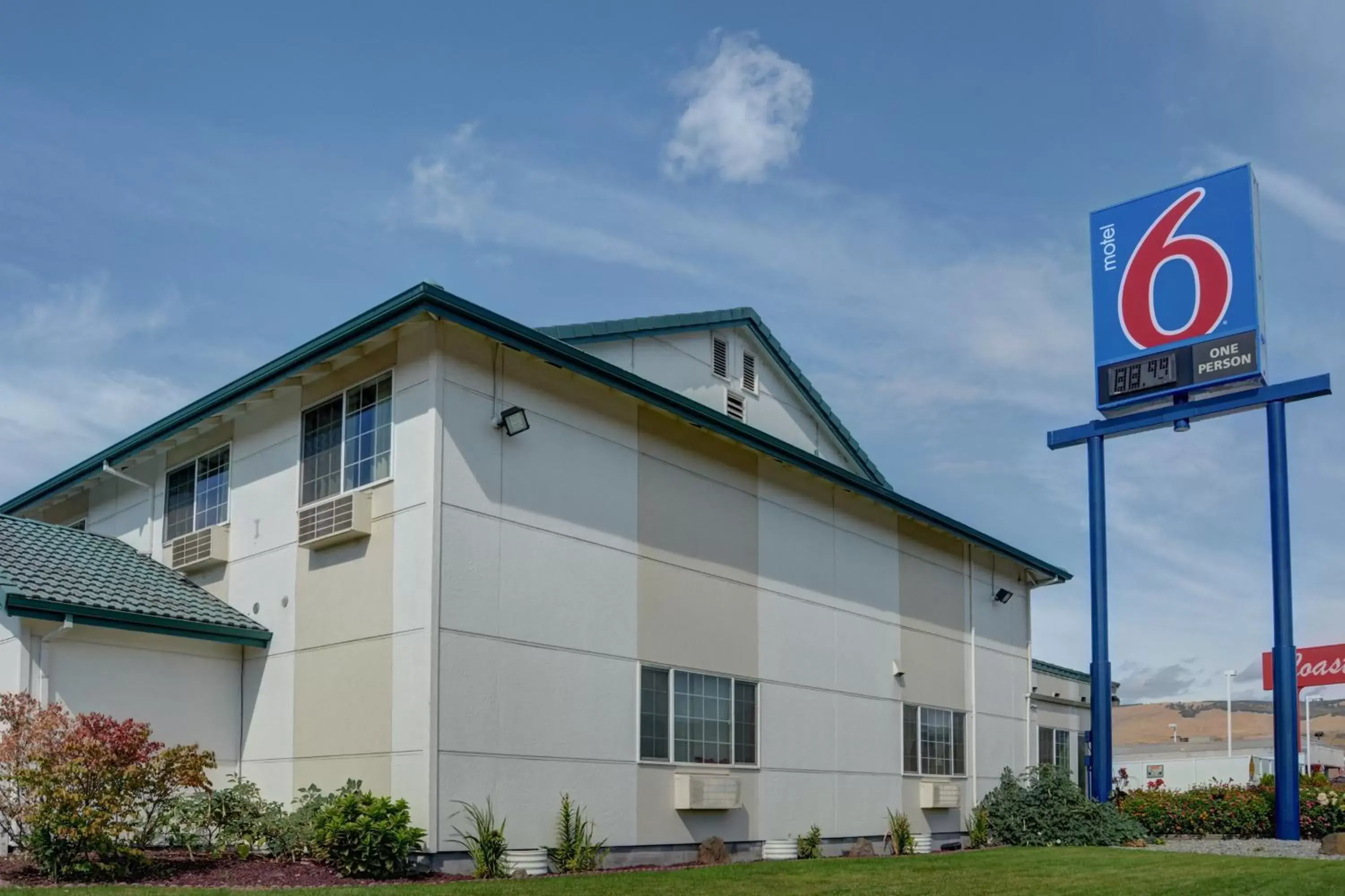 Facade/entrance, Property Building in Motel 6-The Dalles, OR