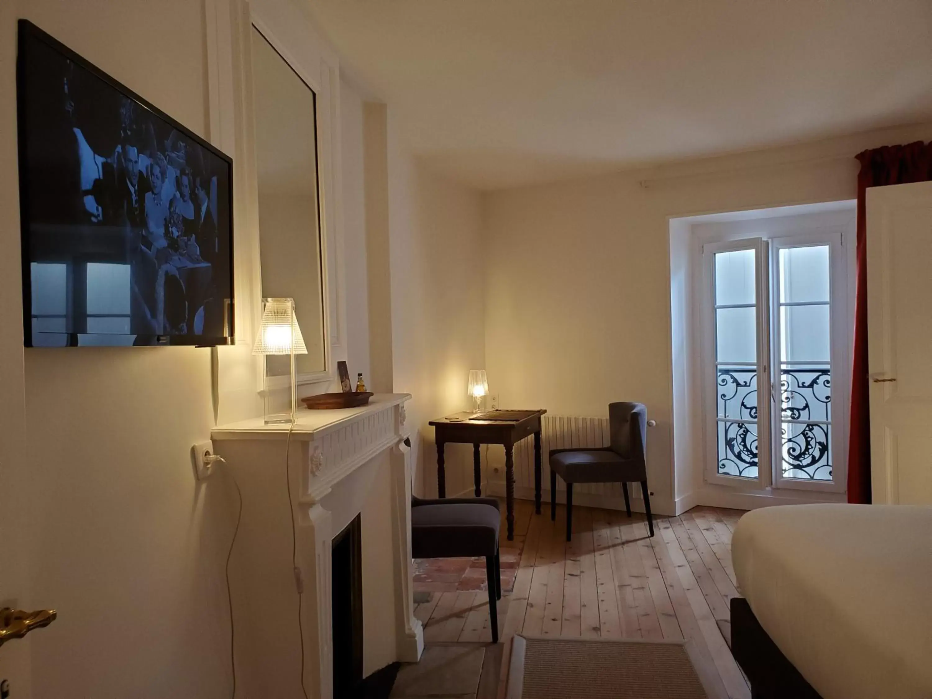 Bedroom, TV/Entertainment Center in Logis des Tourelles