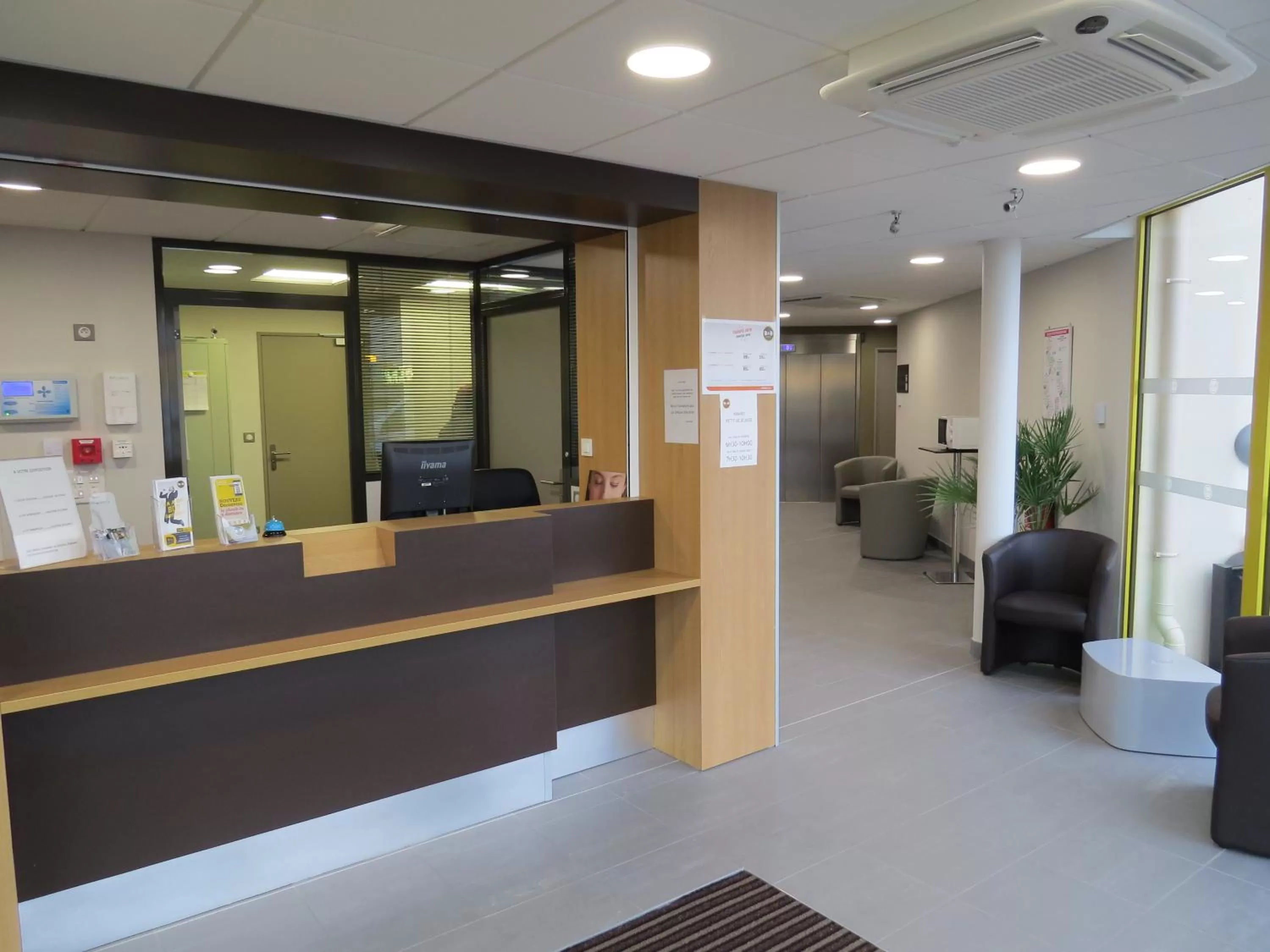 Lobby or reception in B&B HOTEL Yvetot