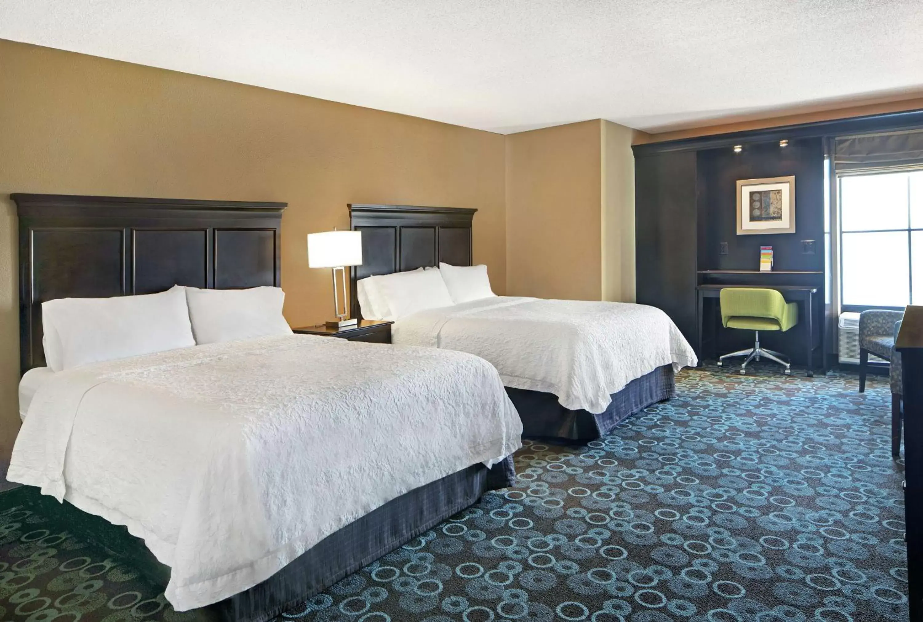 Bedroom, Bed in Hampton Inn Biloxi Beach Boulevard