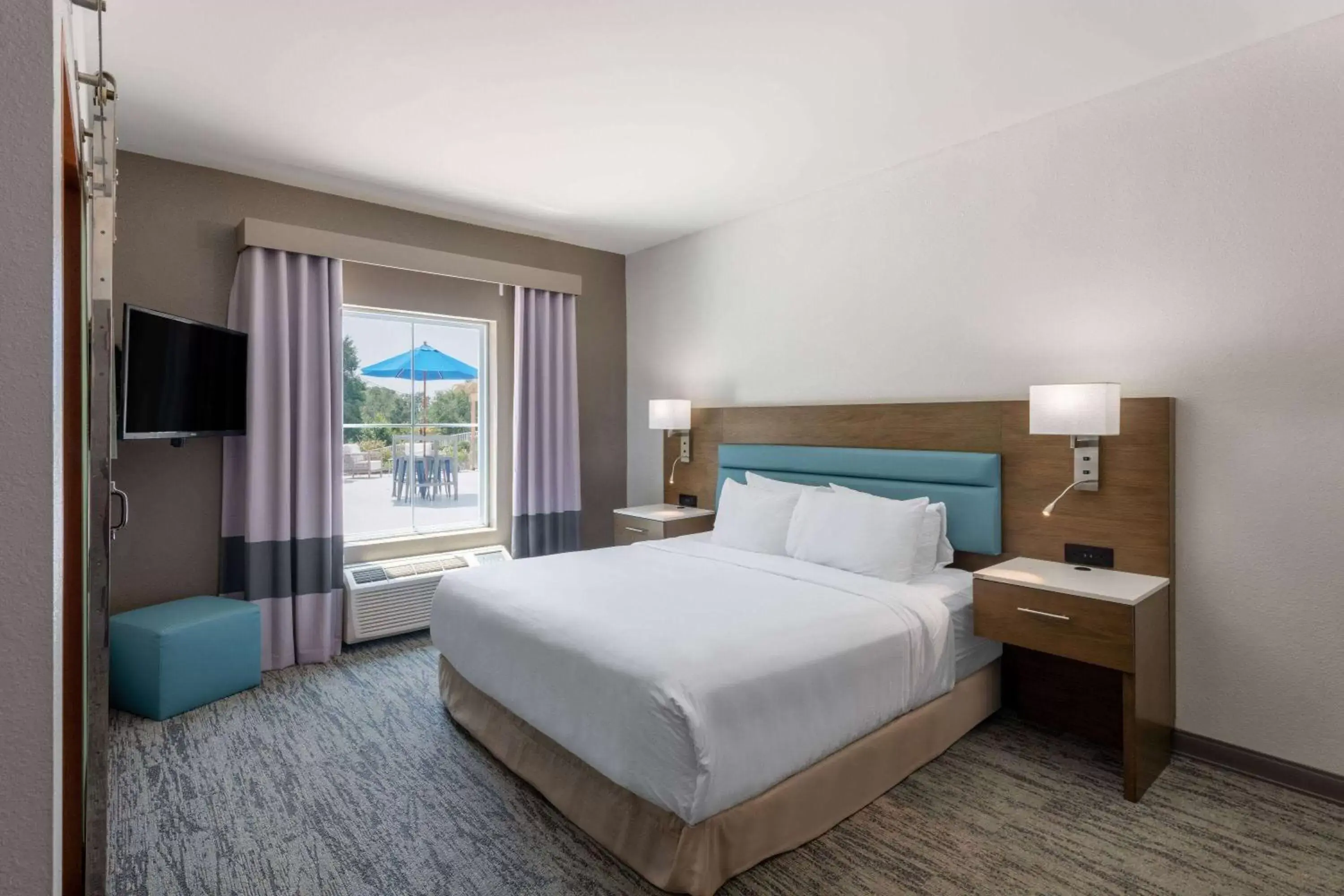 Photo of the whole room, Bed in TRYP by Wyndham Tallahassee North I-10 Capital Circle