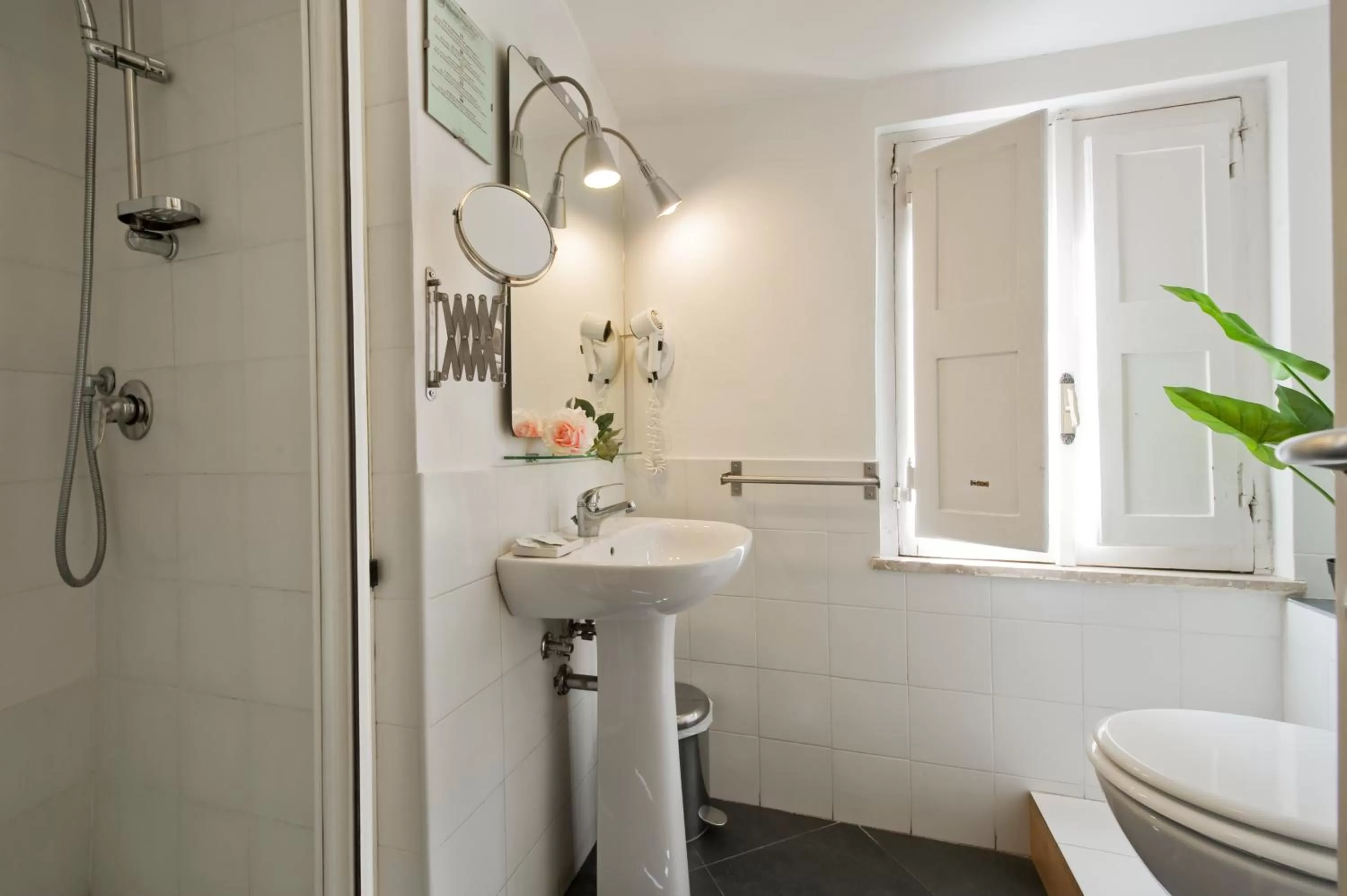 Shower in B&B Ventisei Scalini A Trastevere