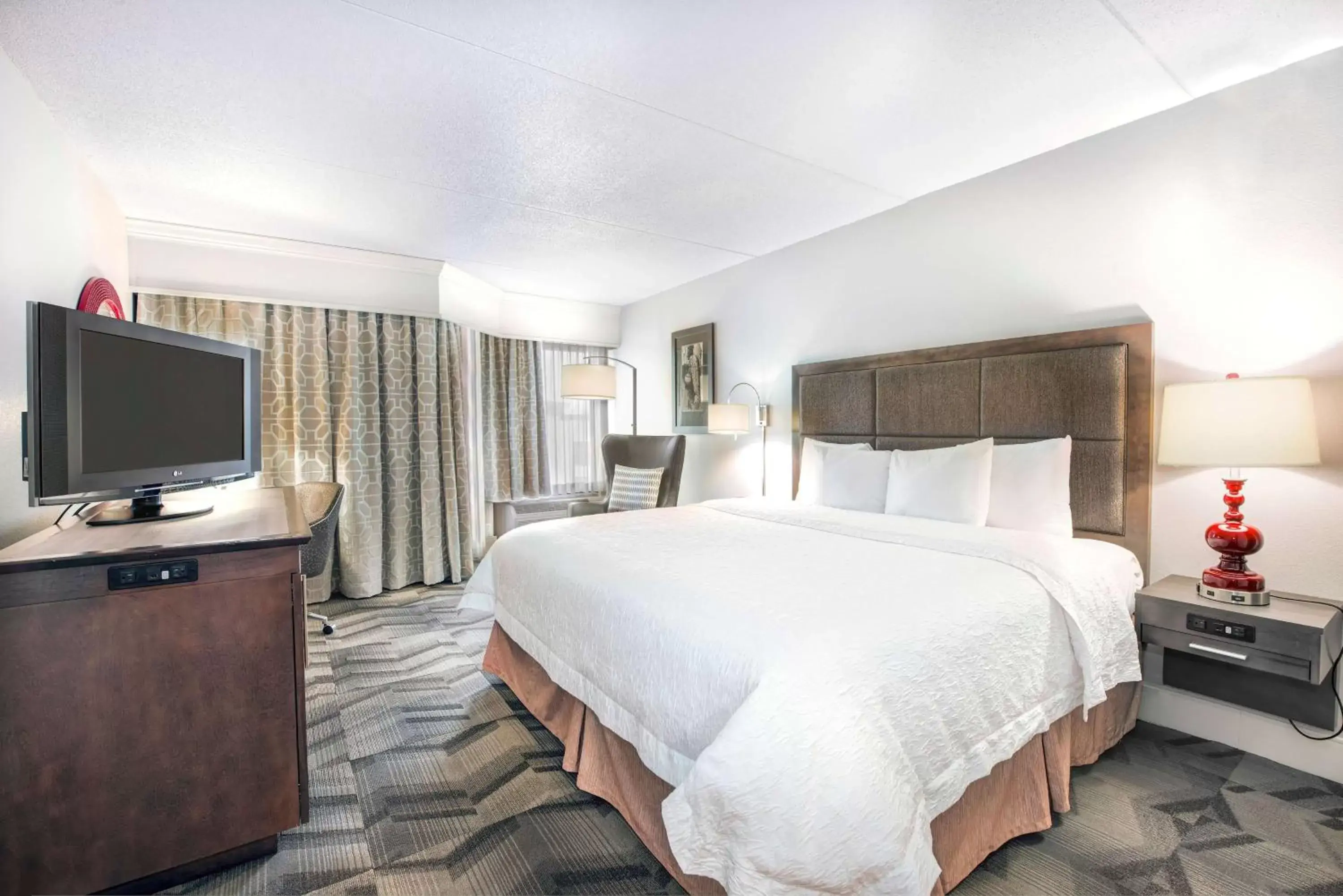 Bedroom, Bed in Hampton Inn & Suites Atlanta-Galleria