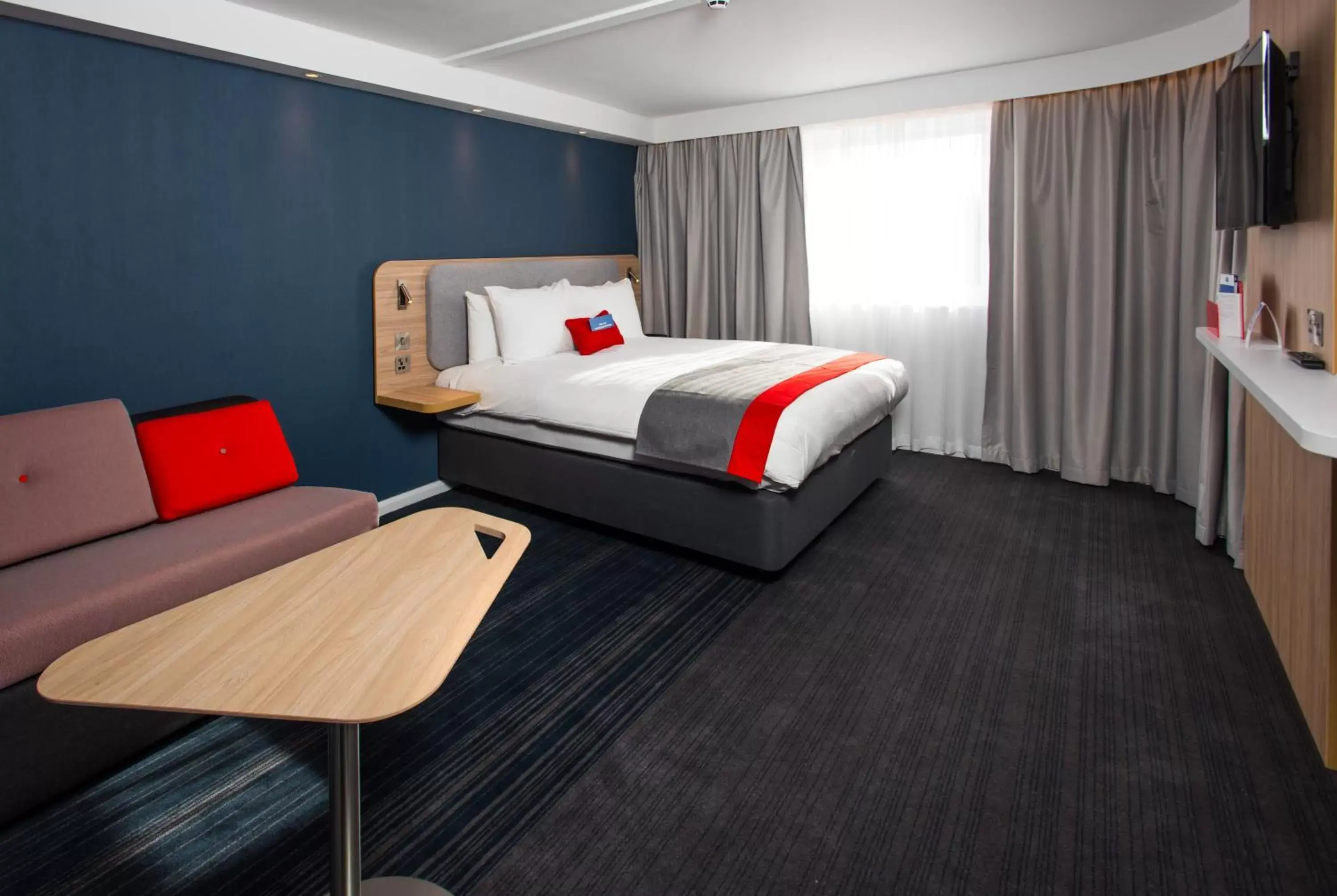 Photo of the whole room, Bed in Holiday Inn Express Portsmouth – North, an IHG Hotel