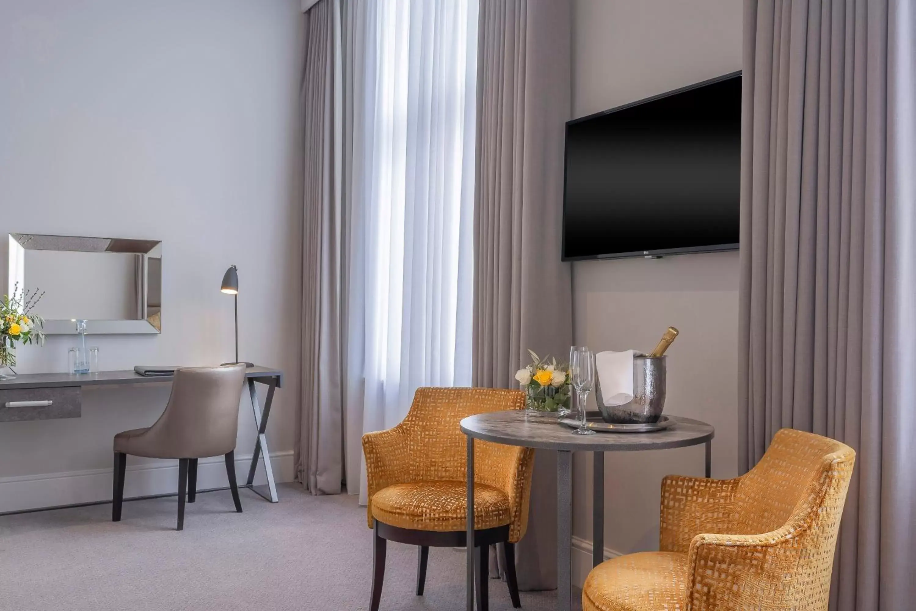 Bedroom, TV/Entertainment Center in Oatlands Park Hotel