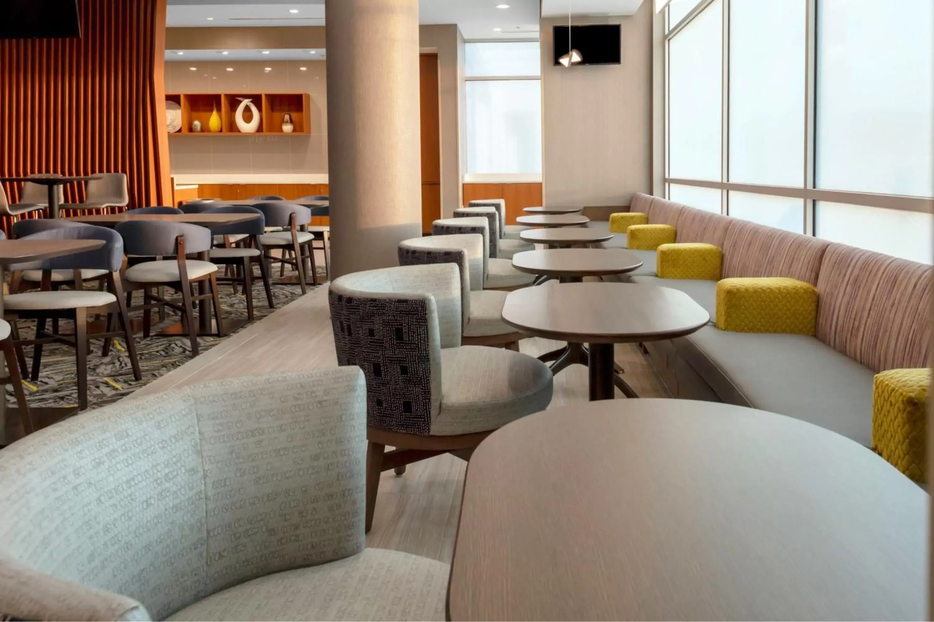 Lobby or reception, Lounge/Bar in SpringHill Suites Kansas City Airport