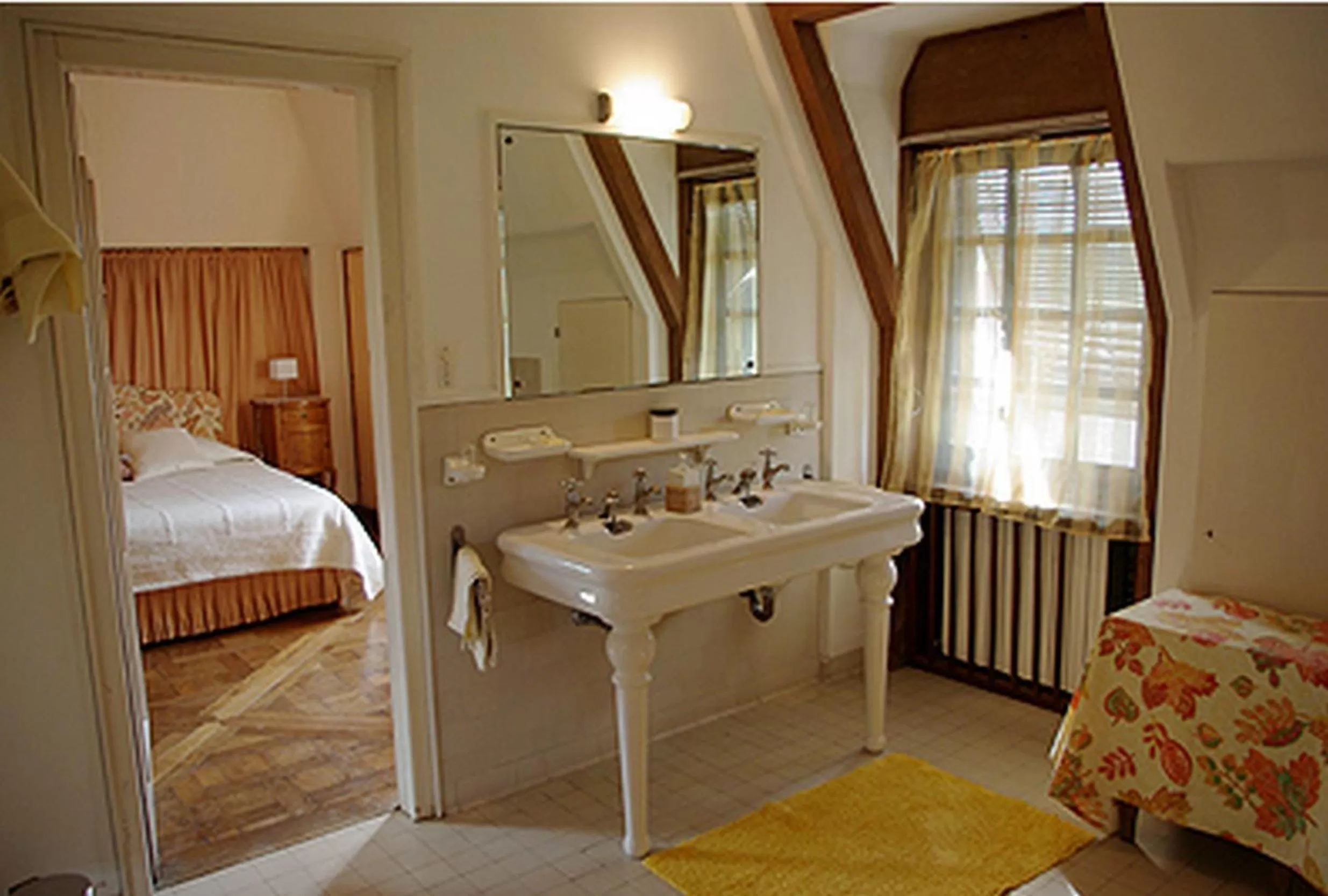 Bathroom, Bed in Le Logis d'Arniere
